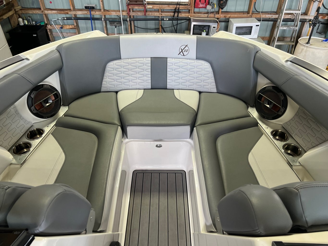 Bateau Mastercraft X22 2019 Gris Métallique Complèment Équipé pour le Wakesurf en trèc'est bon état!