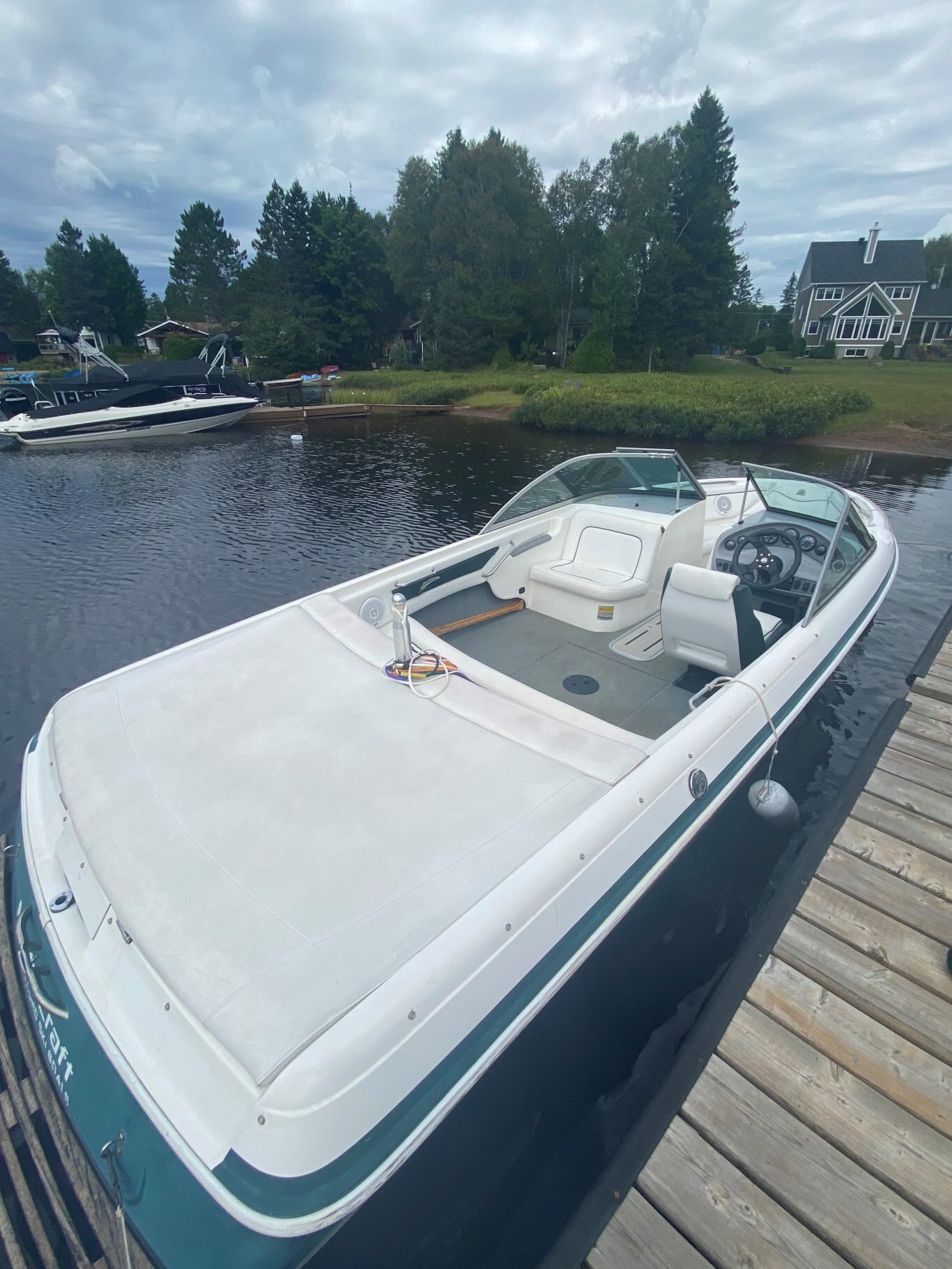 Bateau Mastercraft ProStar 205V (v drive) 1999 Vert sur Blanc avec moteur 5.7l 310HP EFI seulement 743 heures Vient avec Remorque Simple Essieux