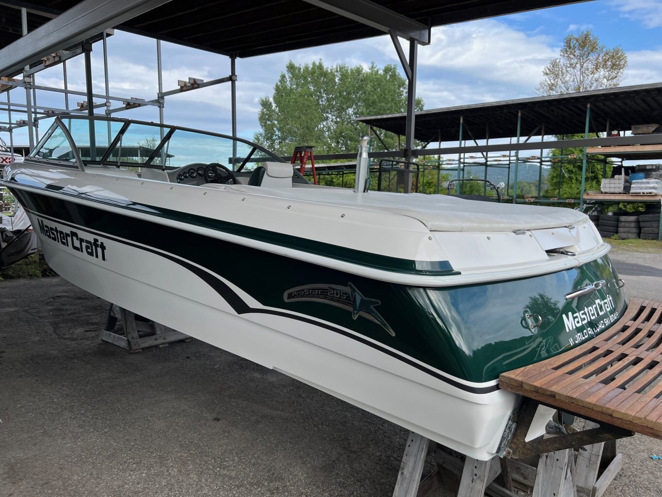 Bateau Mastercraft ProStar 205V (v drive) 1999 Vert sur Blanc avec moteur 5.7l 310HP EFI seulement 743 heures Vient avec Remorque Simple Essieux