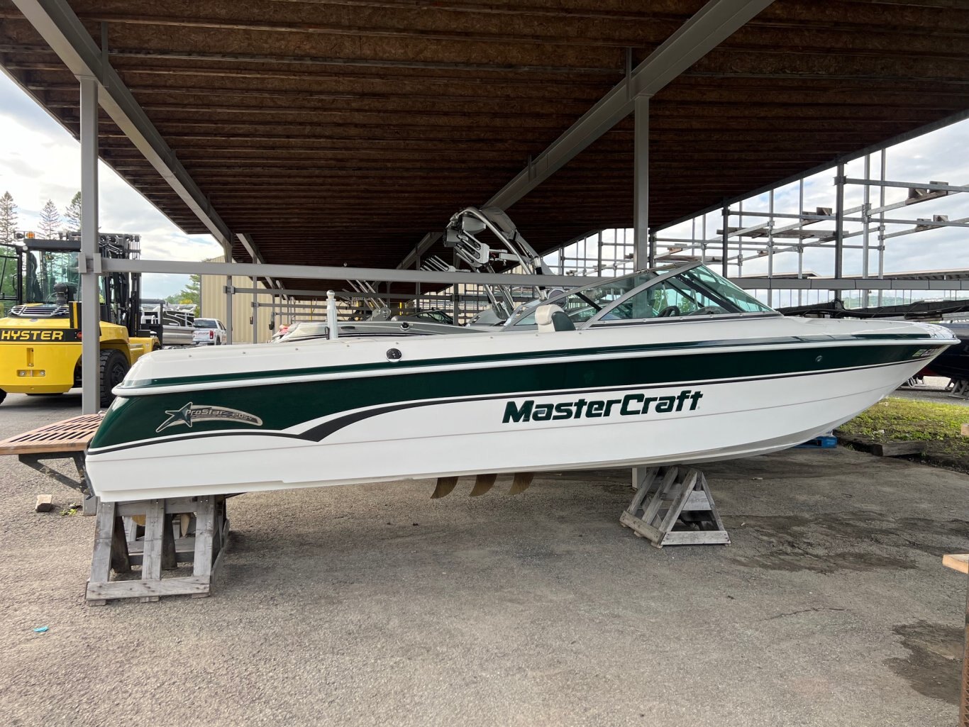 Bateau Mastercraft ProStar 205V (v-drive) 1999 Vert sur Blanc avec moteur 5.7l 310HP EFI seulement 743 heures Vient avec Remorque Simple Essieux