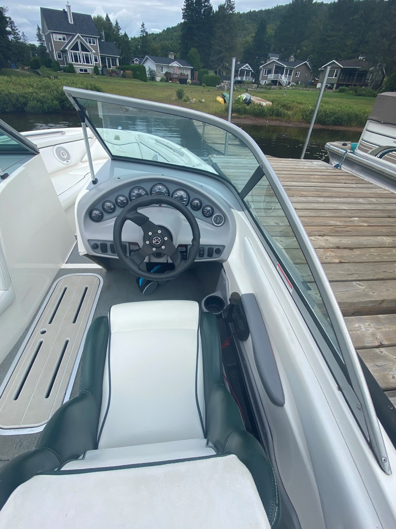 Bateau Mastercraft ProStar 205V (v drive) 1999 Vert sur Blanc avec moteur 5.7l 310HP EFI seulement 743 heures Vient avec Remorque Simple Essieux