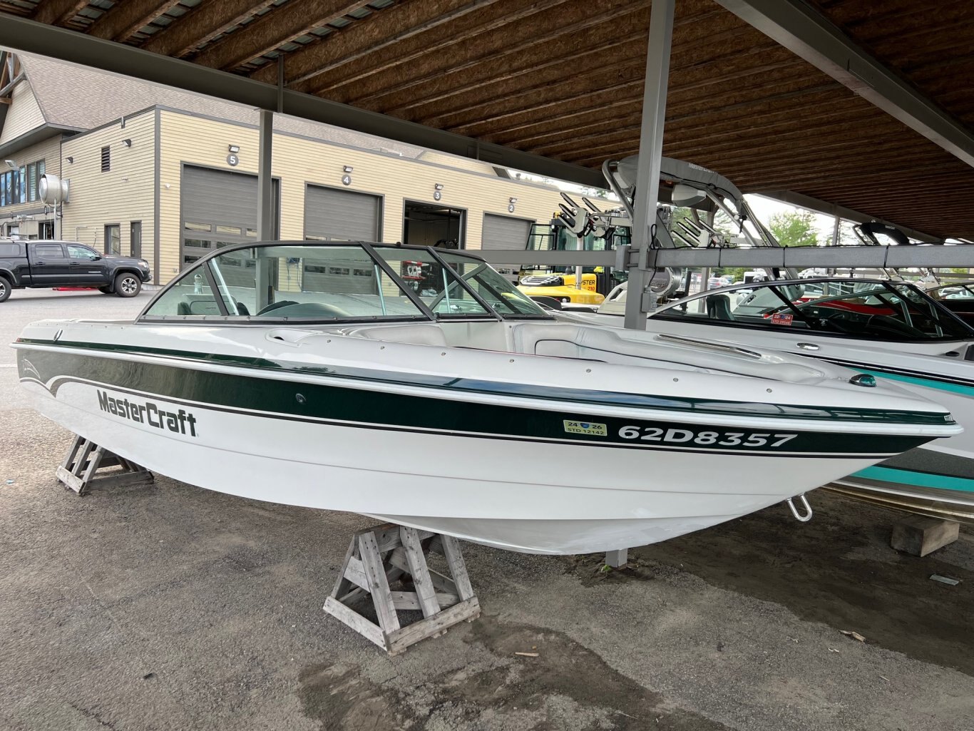 Bateau Mastercraft ProStar 205V (v drive) 1999 Vert sur Blanc avec moteur 5.7l 310HP EFI seulement 743 heures Vient avec Remorque Simple Essieux