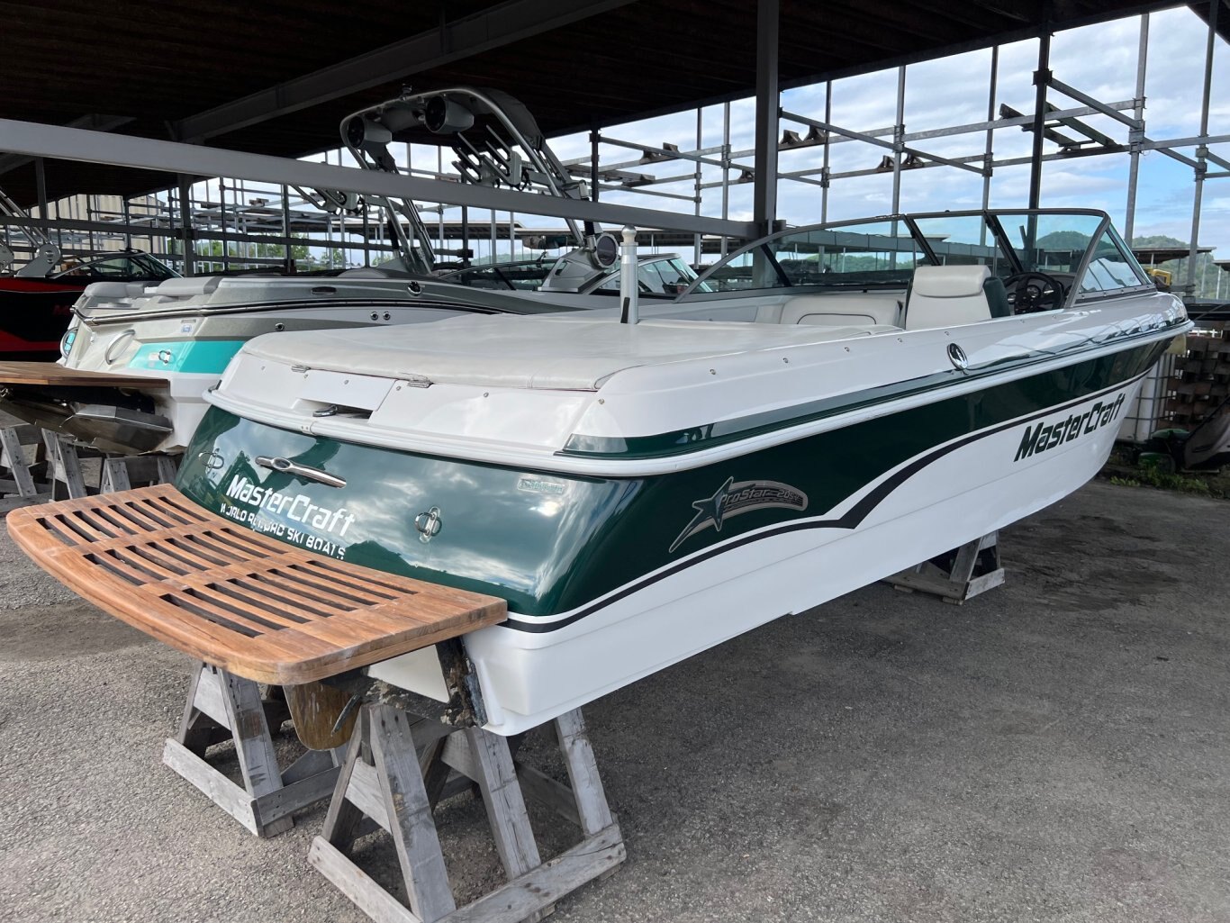 Bateau Mastercraft ProStar 205V (v drive) 1999 Vert sur Blanc avec moteur 5.7l 310HP EFI seulement 743 heures Vient avec Remorque Simple Essieux