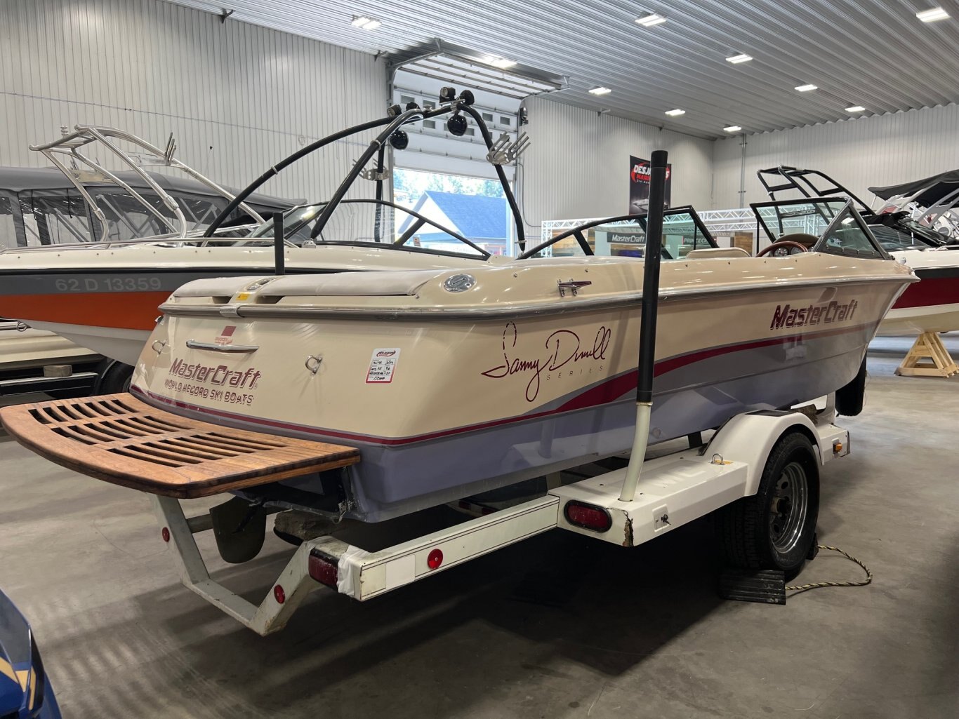 Bateau Mastercraft ProStar 205 Sammy Duvall 1996 Rouge Beige Violet Moteur 5. 7L 310HP EFI avec 1188 heures vient avec une remorque simple.