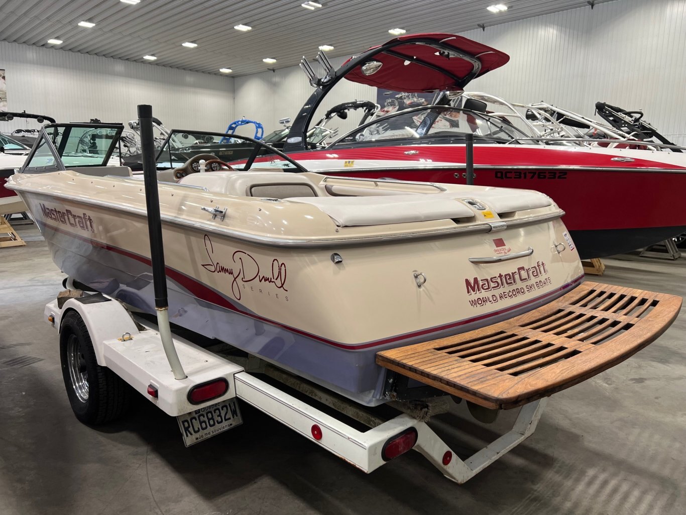 Bateau Mastercraft ProStar 205 Sammy Duvall 1996 Rouge Beige Violet Moteur 5. 7L 310HP EFI avec 1188 heures vient avec une remorque simple.