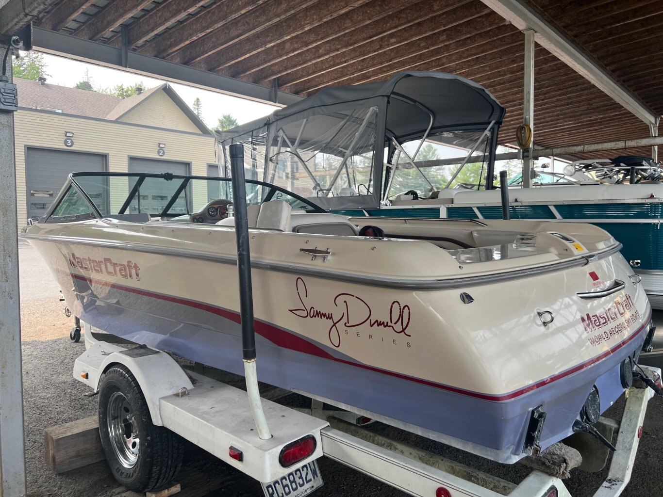 Bateau Mastercraft ProStar 205 Sammy Duvall 1996 Rouge Beige Violet Moteur 5. 7L 310HP EFI avec 1188 heures vient avec une remorque simple.