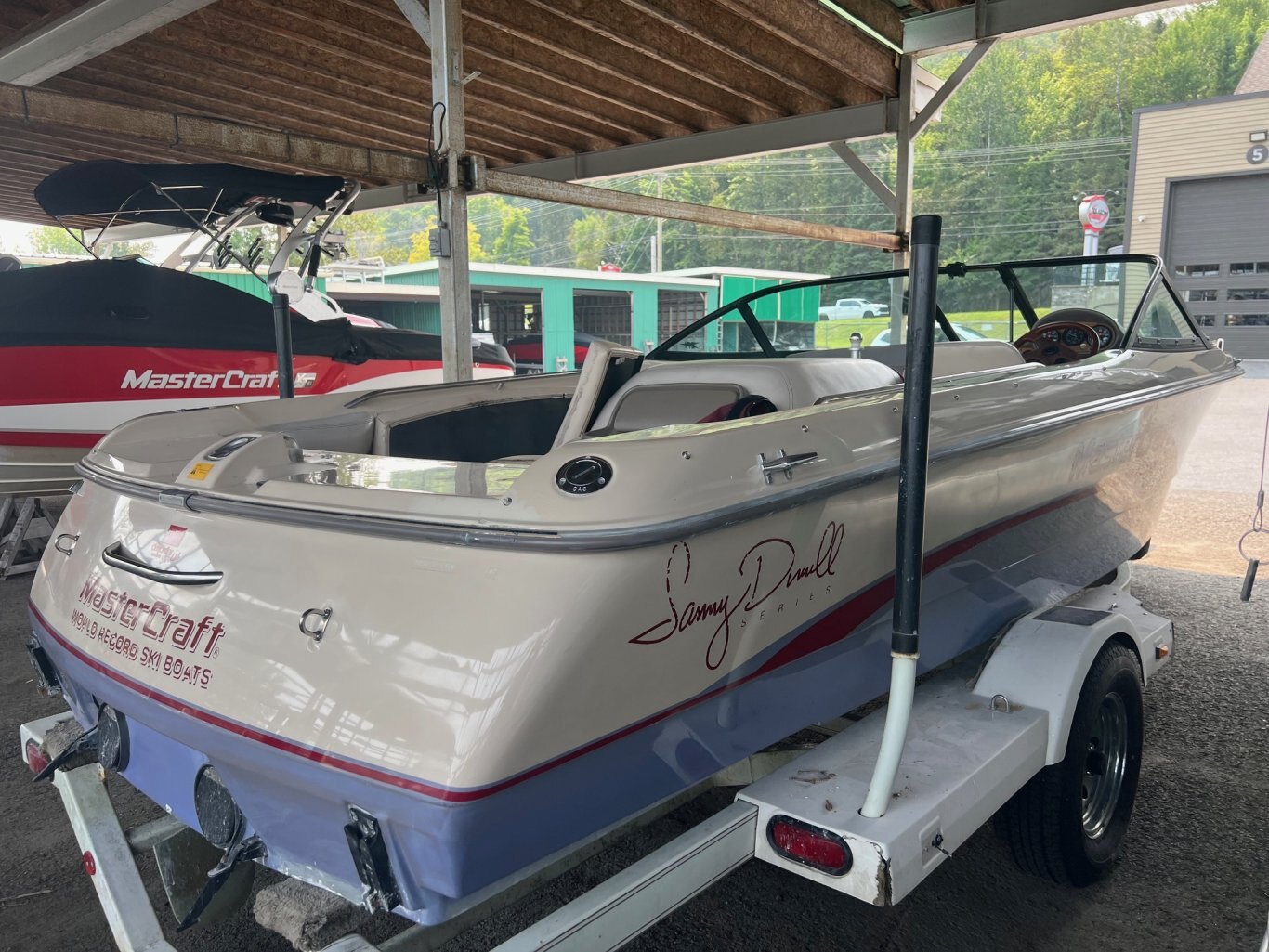 Bateau Mastercraft ProStar 205 Sammy Duvall 1996 Rouge Beige Violet Moteur 5. 7L 310HP EFI avec 1188 heures vient avec une remorque simple.