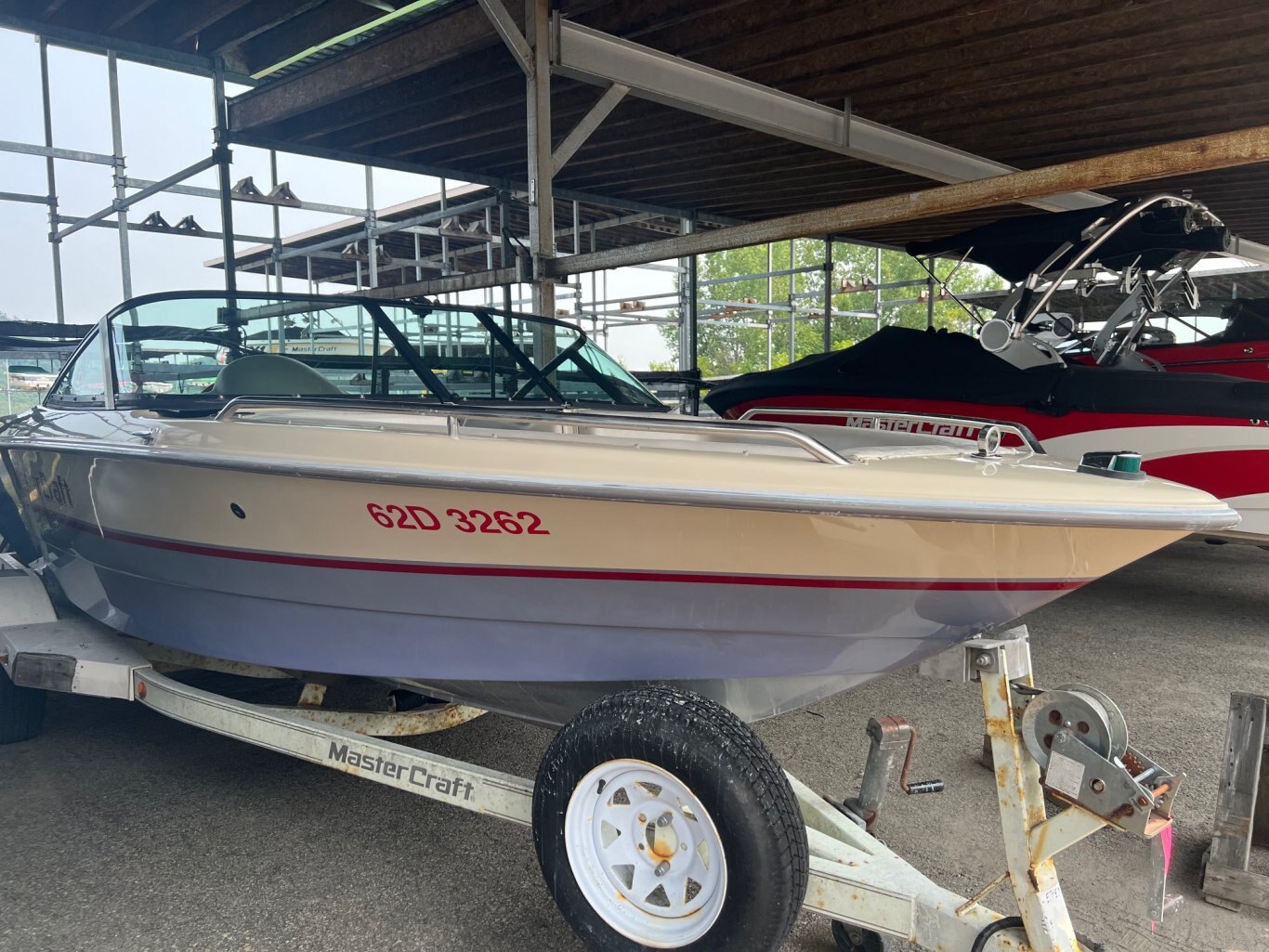 Bateau Mastercraft ProStar 205 Sammy Duvall 1996 Rouge Beige Violet Moteur 5. 7L 310HP EFI avec 1188 heures vient avec une remorque simple.