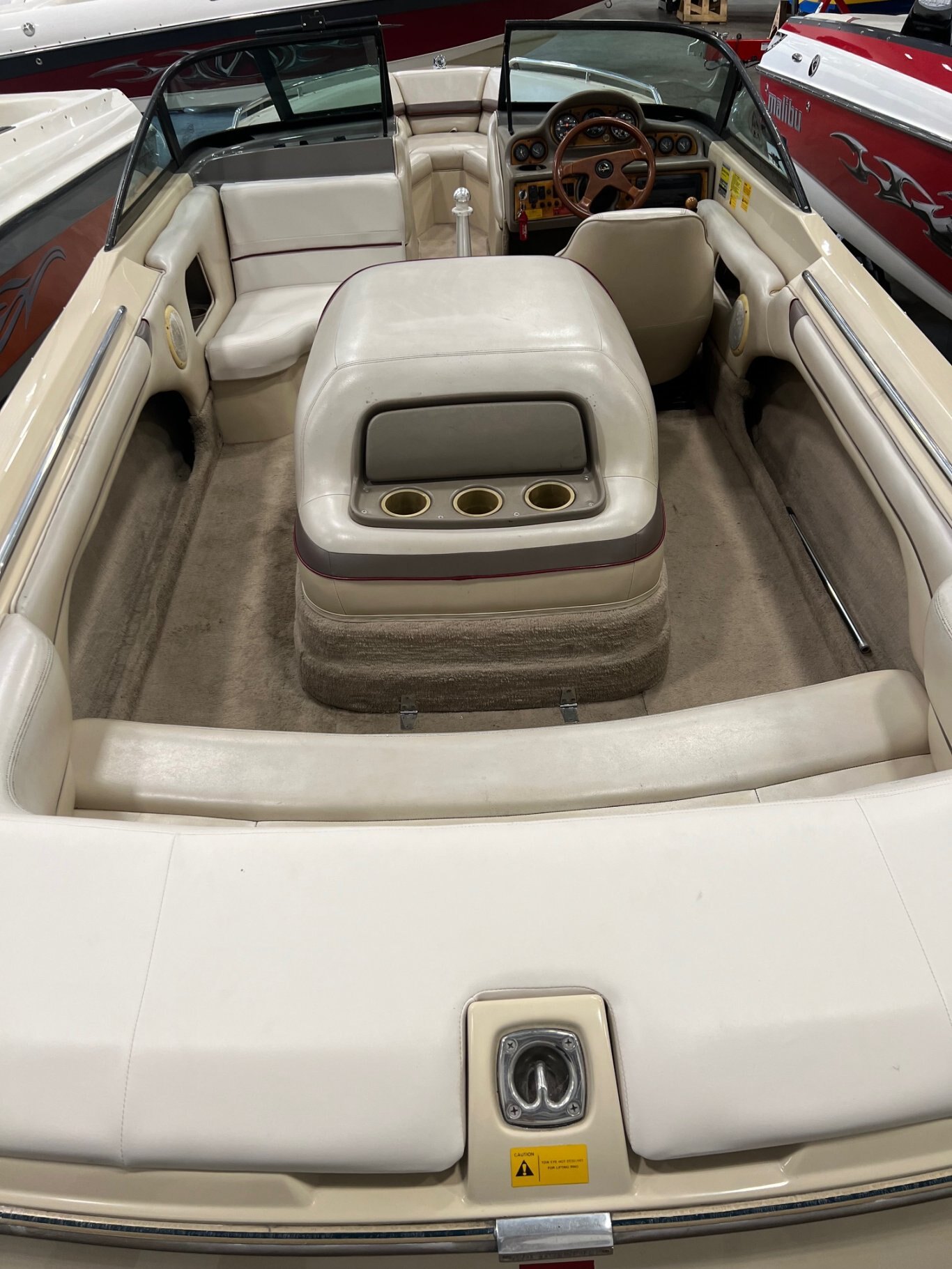 Bateau Mastercraft ProStar 205 Sammy Duvall 1996 Rouge Beige Violet Moteur 5. 7L 310HP EFI avec 1188 heures vient avec une remorque simple.