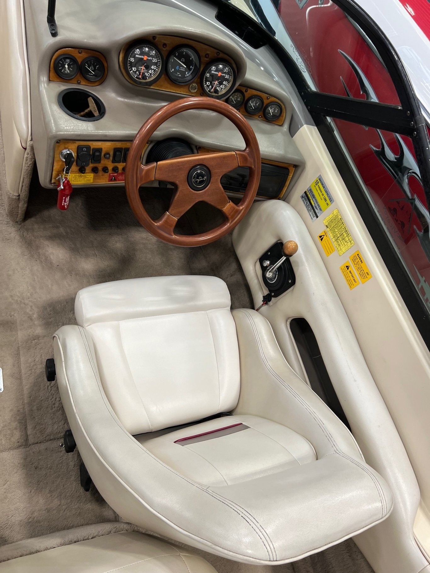 Bateau Mastercraft ProStar 205 Sammy Duvall 1996 Rouge Beige Violet Moteur 5. 7L 310HP EFI avec 1188 heures vient avec une remorque simple.