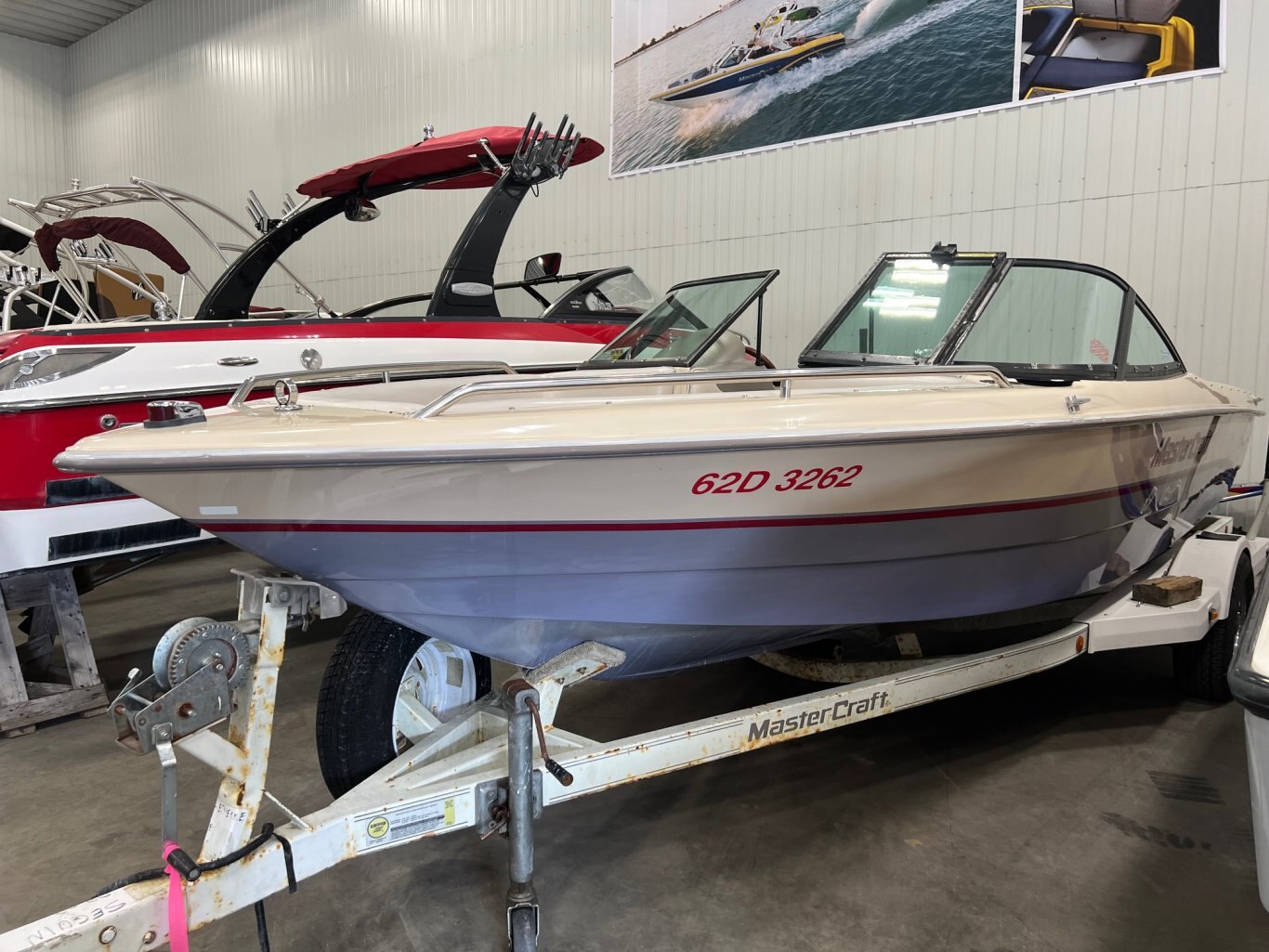 Bateau Mastercraft ProStar 205 Sammy Duvall 1996 Rouge Beige Violet Moteur 5. 7L 310HP EFI avec 1188 heures vient avec une remorque simple.