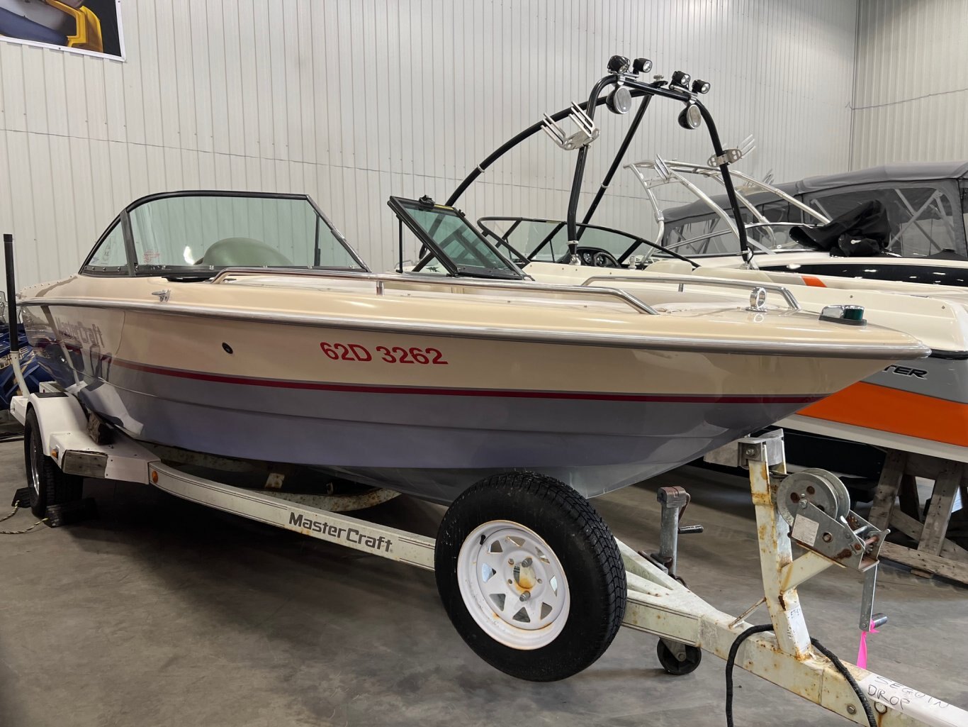 Bateau Mastercraft ProStar 205 Sammy Duvall 1996 Rouge Beige Violet Moteur 5. 7L 310HP EFI avec 1188 heures vient avec une remorque simple.