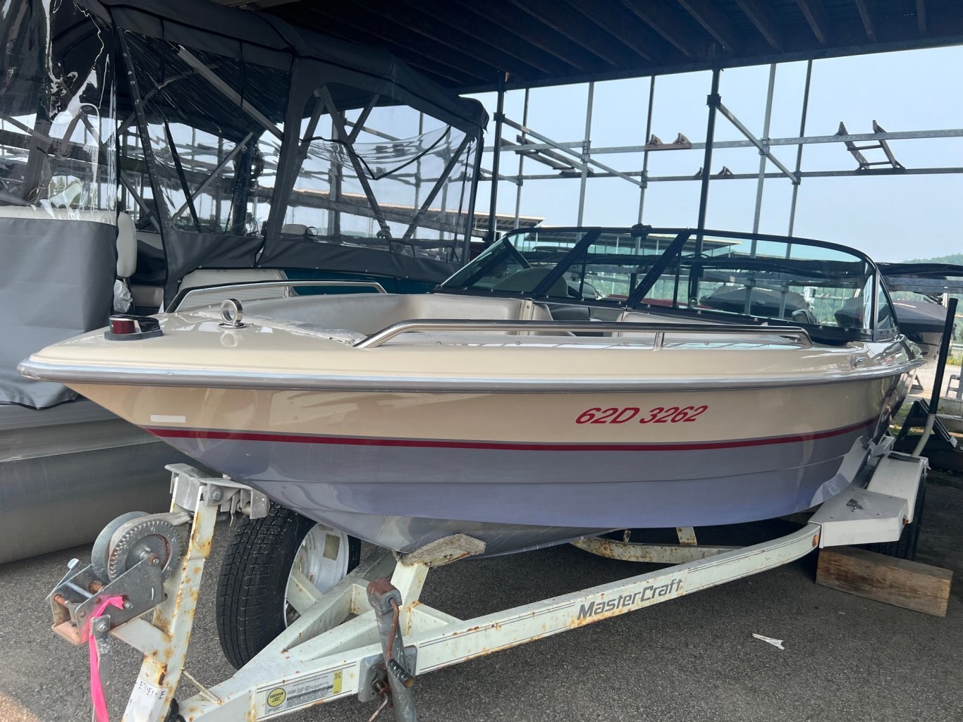 Bateau Mastercraft ProStar 205 Sammy Duvall 1996 Rouge Beige Violet Moteur 5. 7L 310HP EFI avec 1188 heures vient avec une remorque simple.