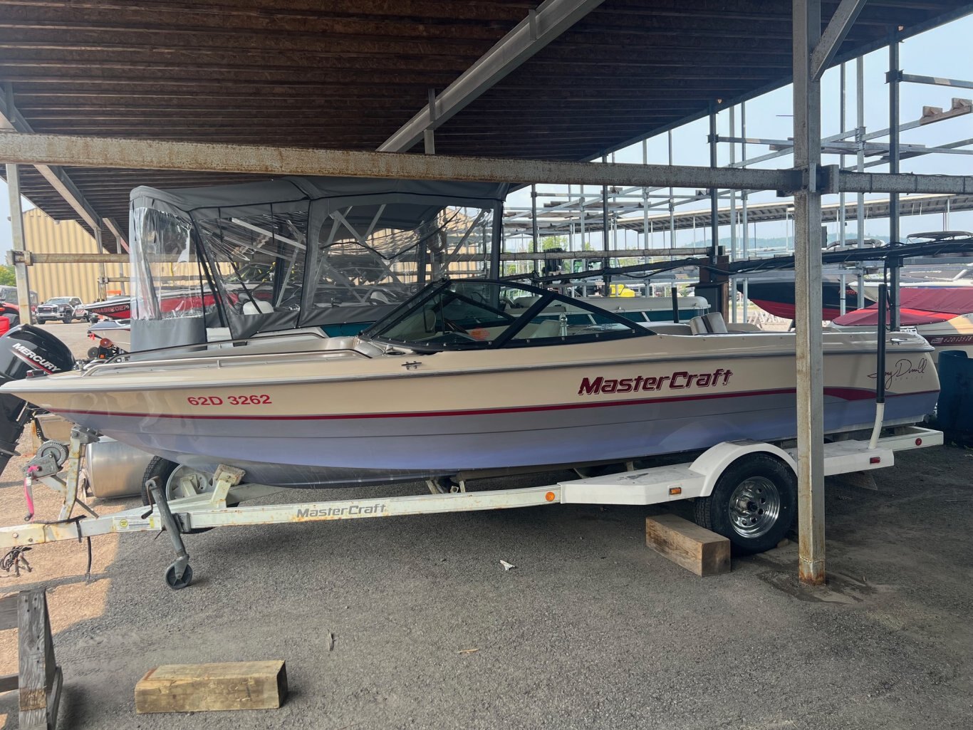 Bateau Mastercraft ProStar 205 Sammy Duvall 1996 Rouge Beige Violet Moteur 5. 7L 310HP EFI avec 1188 heures vient avec une remorque simple.