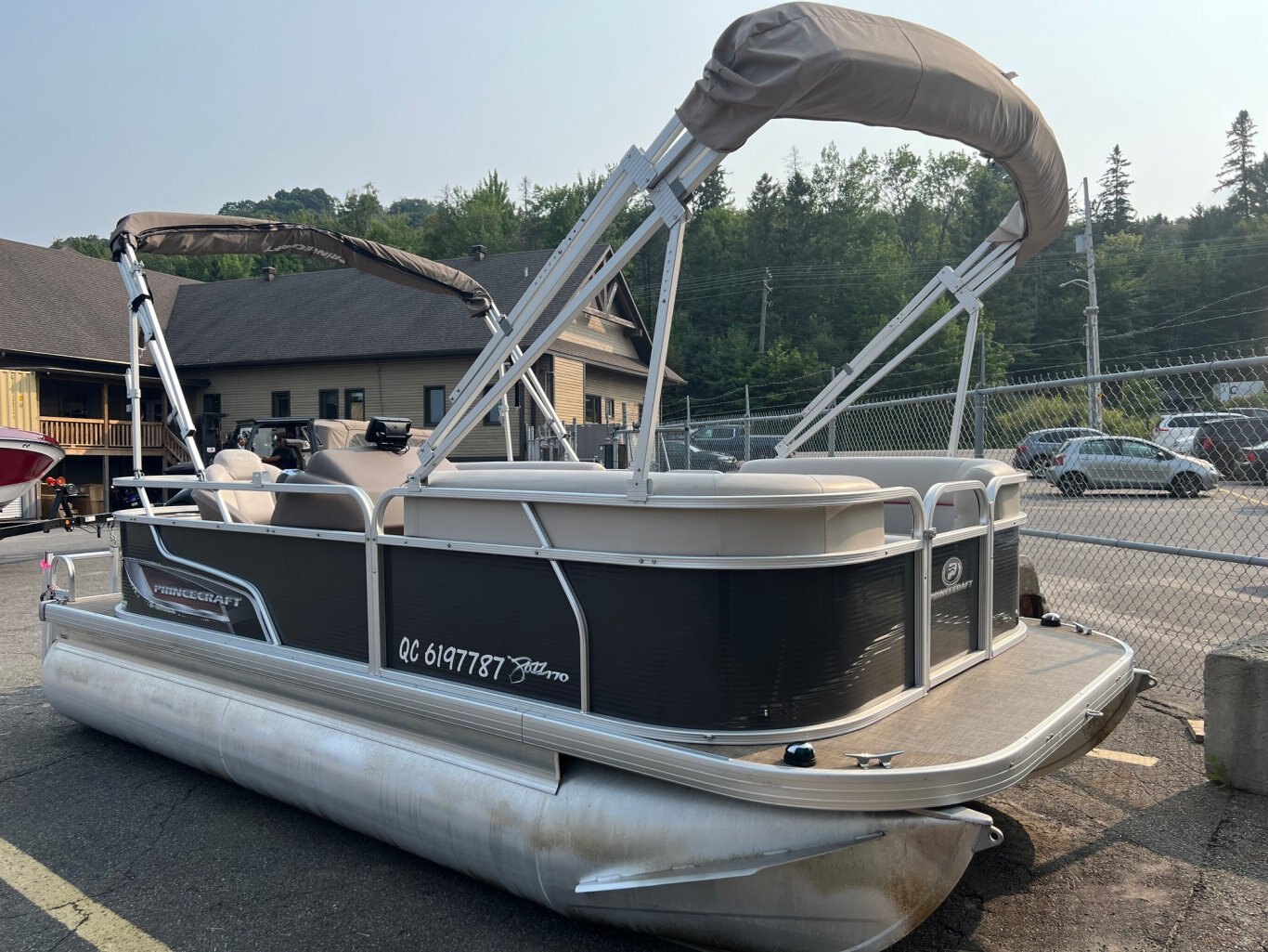 Ponton Pricecraft Jazz 17' 2018 avec moteur Mercury 25HP vient avec la Toile, deux Toit Bimini, Réservoir Essence et Sonar Humminbird..