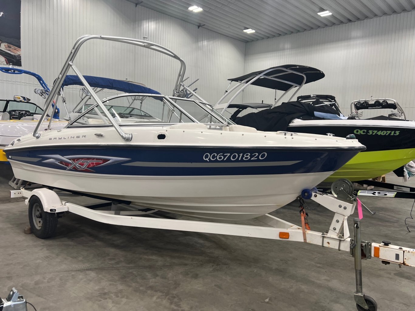 Bateau Bayliner XT175 Bleu Moteur 3. 0l Mercruiser 135H.P. avec Visite à Se réveiller, Rack et Bimini sur la remorque simple d'origine