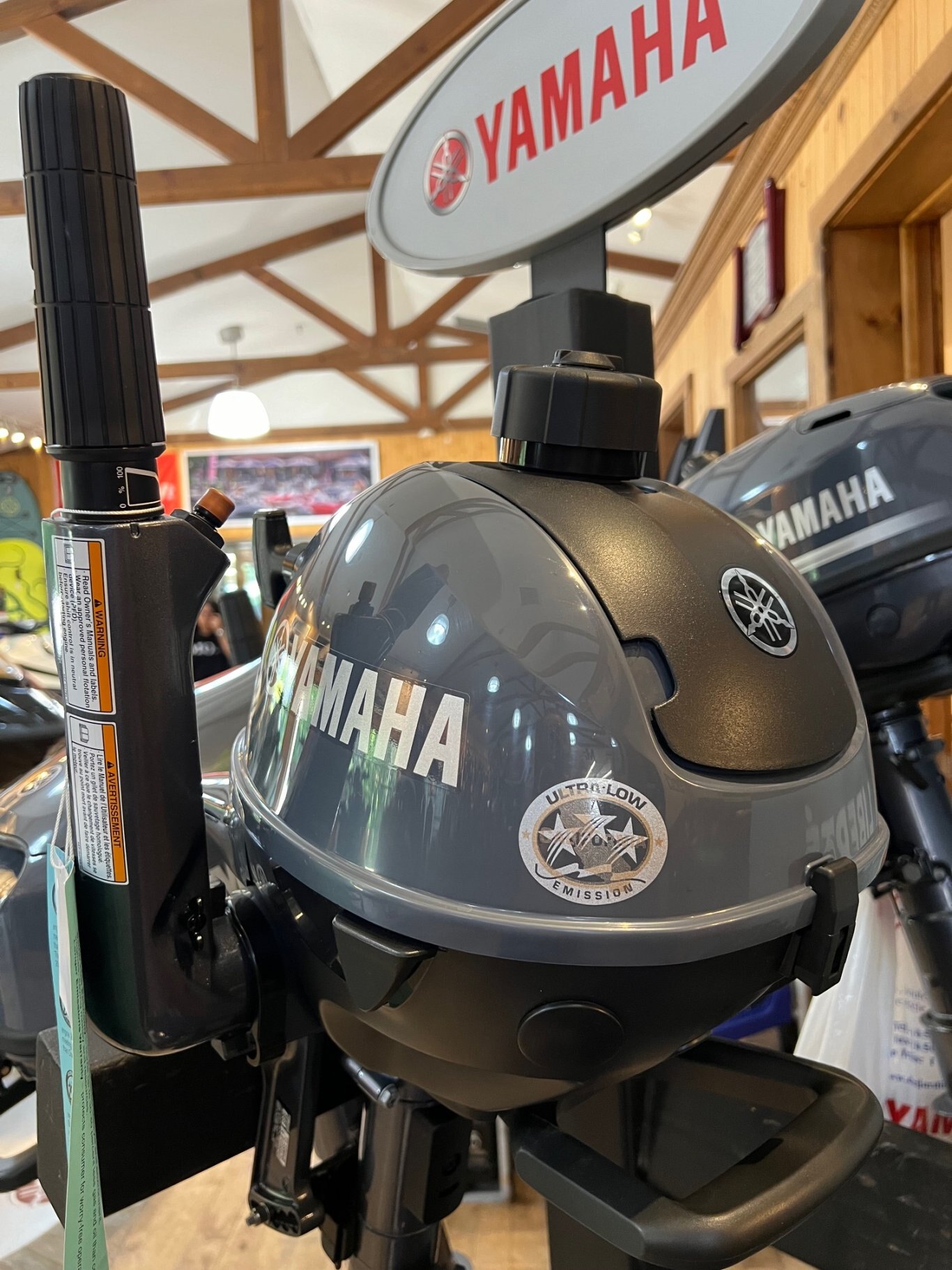 Moteur Hos Bord Yamaha F2.5 de 2.5hp Gris avec Démmareur Manuel Réservoir Intégré & Pied Court