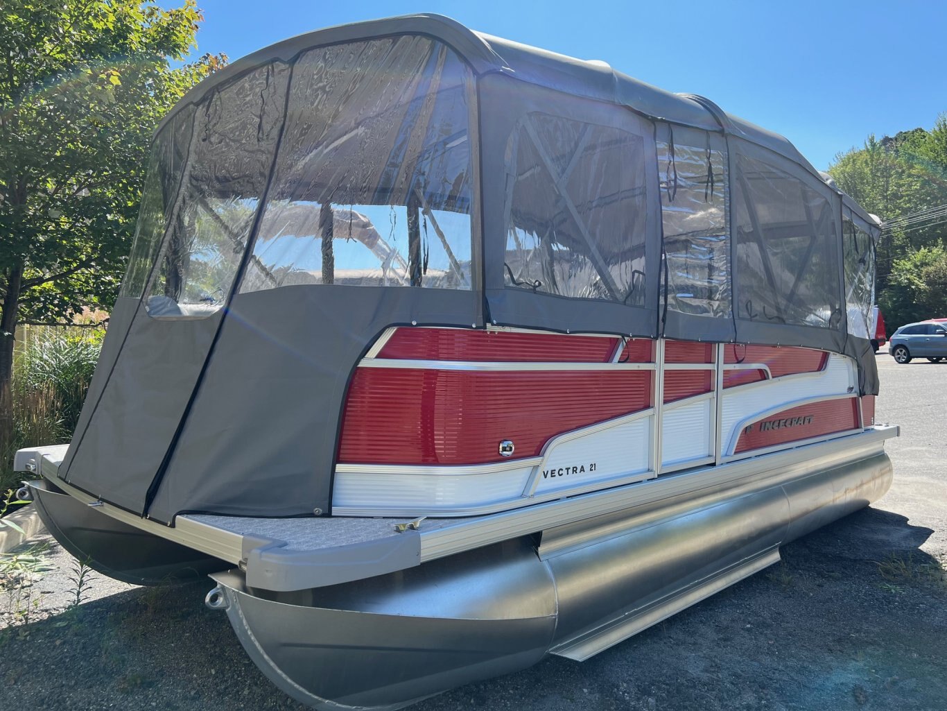 Ponton Princecraft Vectra 21RL Rouge & Blanc avec moteur Mercury 90HP vient avec Toit Campeur, Sonar & Système de Sons