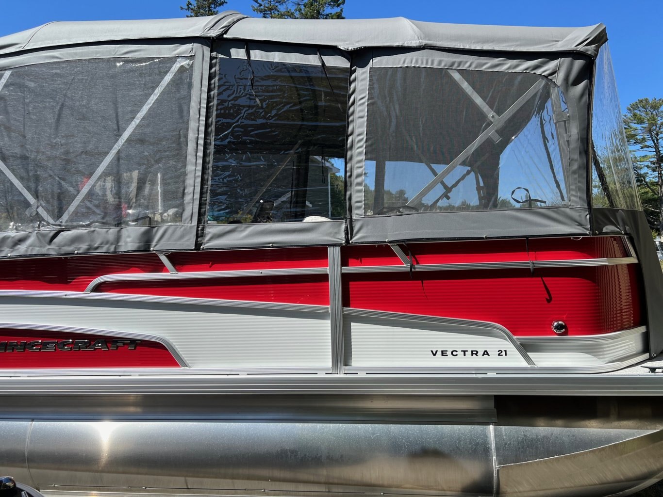 Ponton Princecraft Vectra 21RL Rouge & Blanc avec moteur Mercury 90HP vient avec Toit Campeur, Sonar & Système de Sons