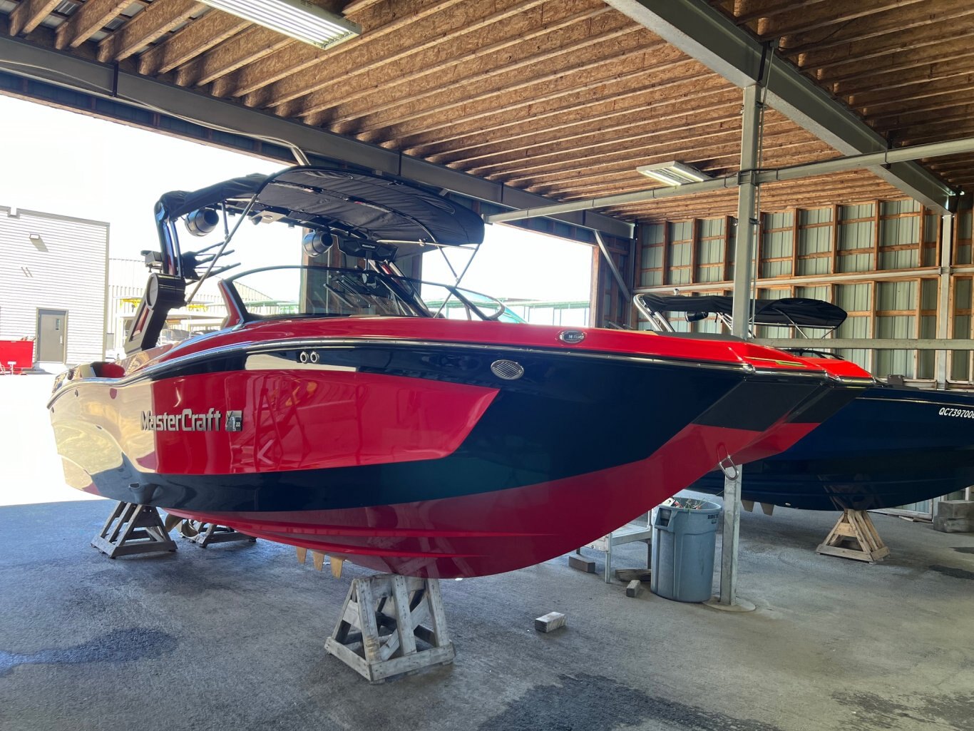 Bateau Mastercraft XT22 2025 Rouge & Noir sur Tan Complètement Équipé pour le Wakesurf WOW!