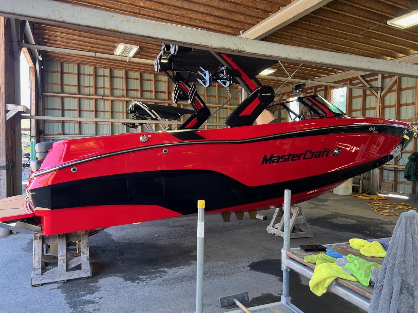 Bateau Mastercraft XT22 2025 Rouge & Noir sur Tan Complètement Équipé pour le Wakesurf WOW!