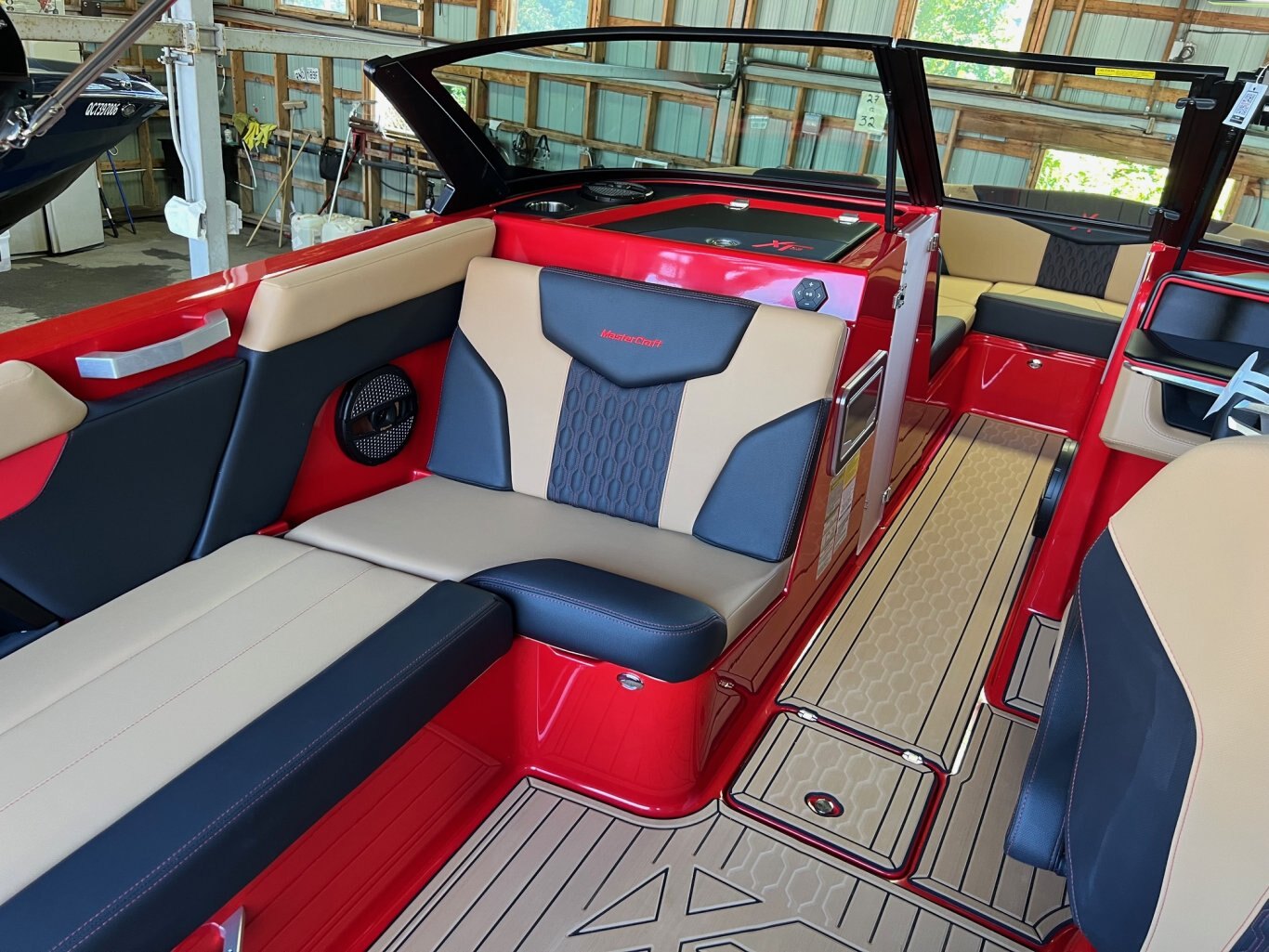 Bateau Mastercraft XT22 2025 Rouge & Noir sur Tan Complètement Équipé pour le Wakesurf WOW!