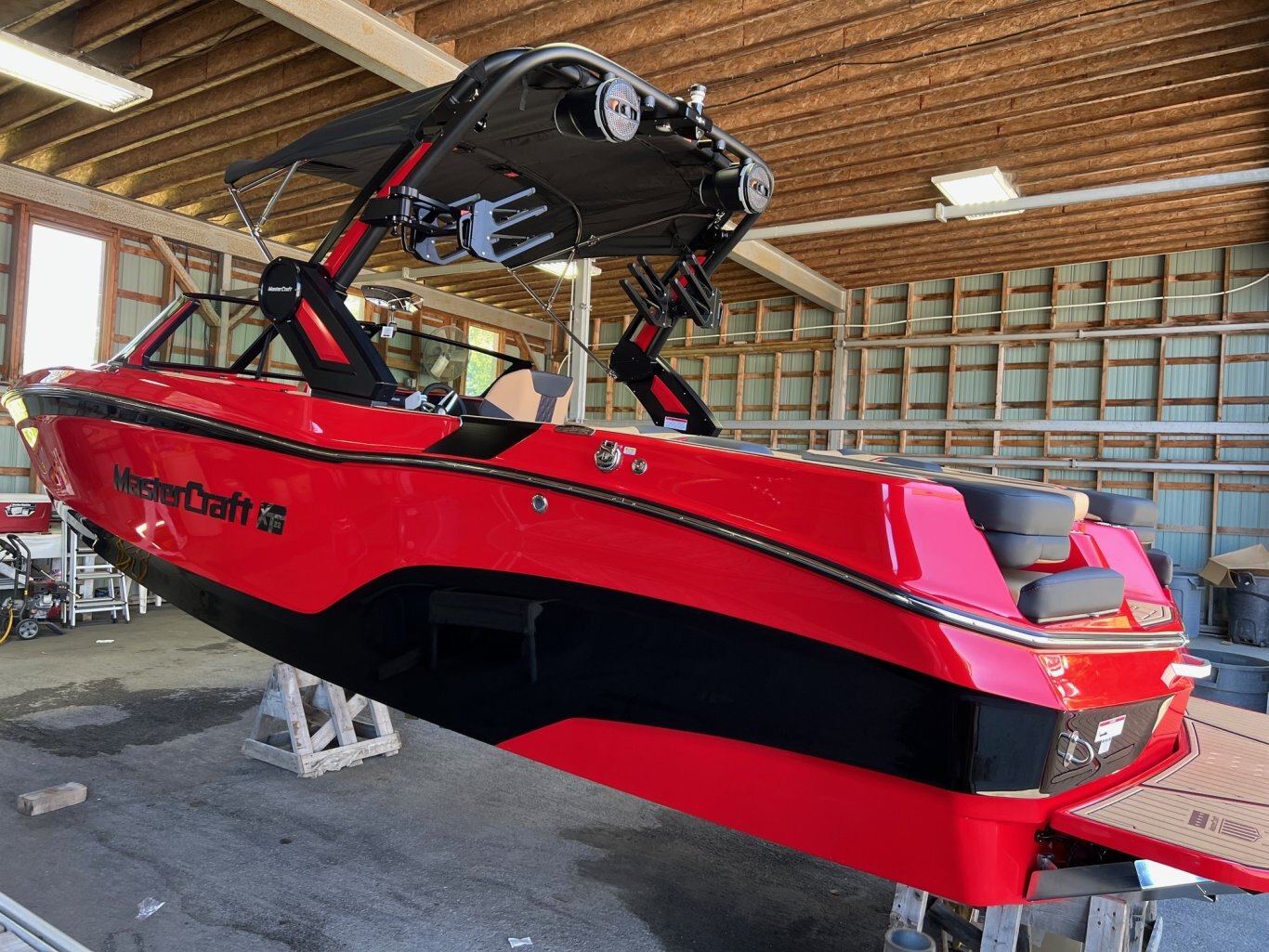 Bateau Mastercraft XT22 2025 Rouge & Noir sur Tan Complètement Équipé pour le Wakesurf WOW!