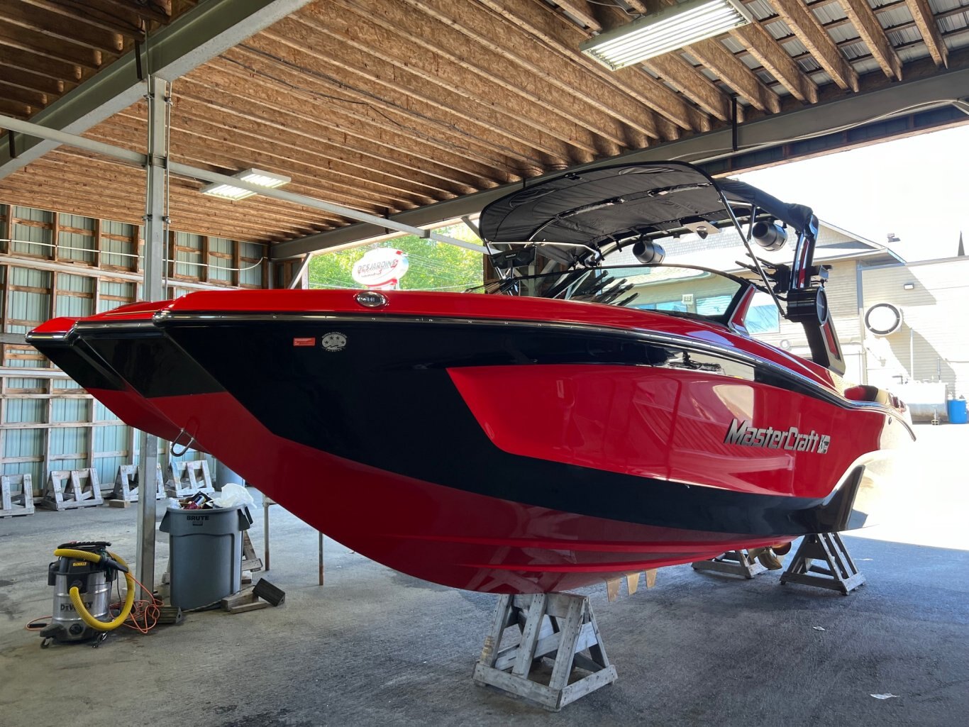 Bateau Mastercraft XT22 2025 Rouge & Noir sur Tan Complètement Équipé pour le Wakesurf WOW!