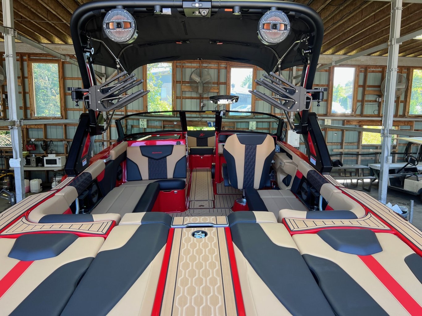 Bateau Mastercraft XT22 2025 Rouge & Noir sur Tan Complètement Équipé pour le Wakesurf WOW!