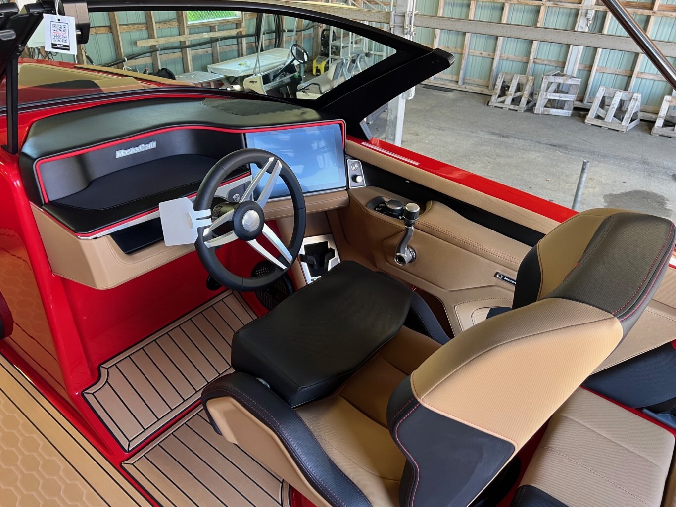 Bateau Mastercraft XT22 2025 Rouge & Noir sur Tan Complètement Équipé pour le Wakesurf WOW!