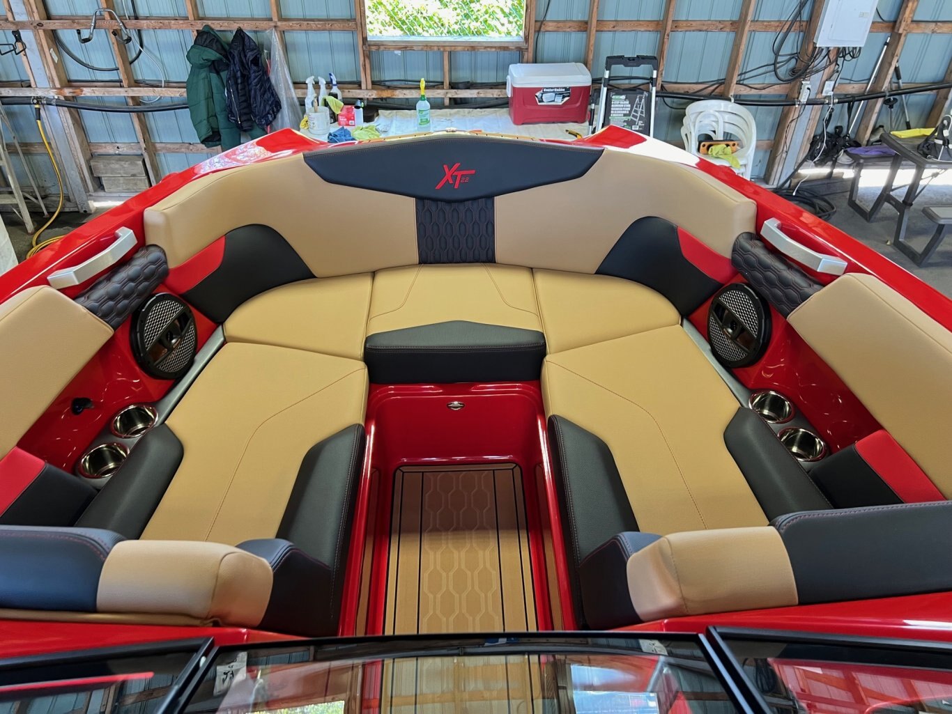 Bateau Mastercraft XT22 2025 Rouge & Noir sur Tan Complètement Équipé pour le Wakesurf WOW!