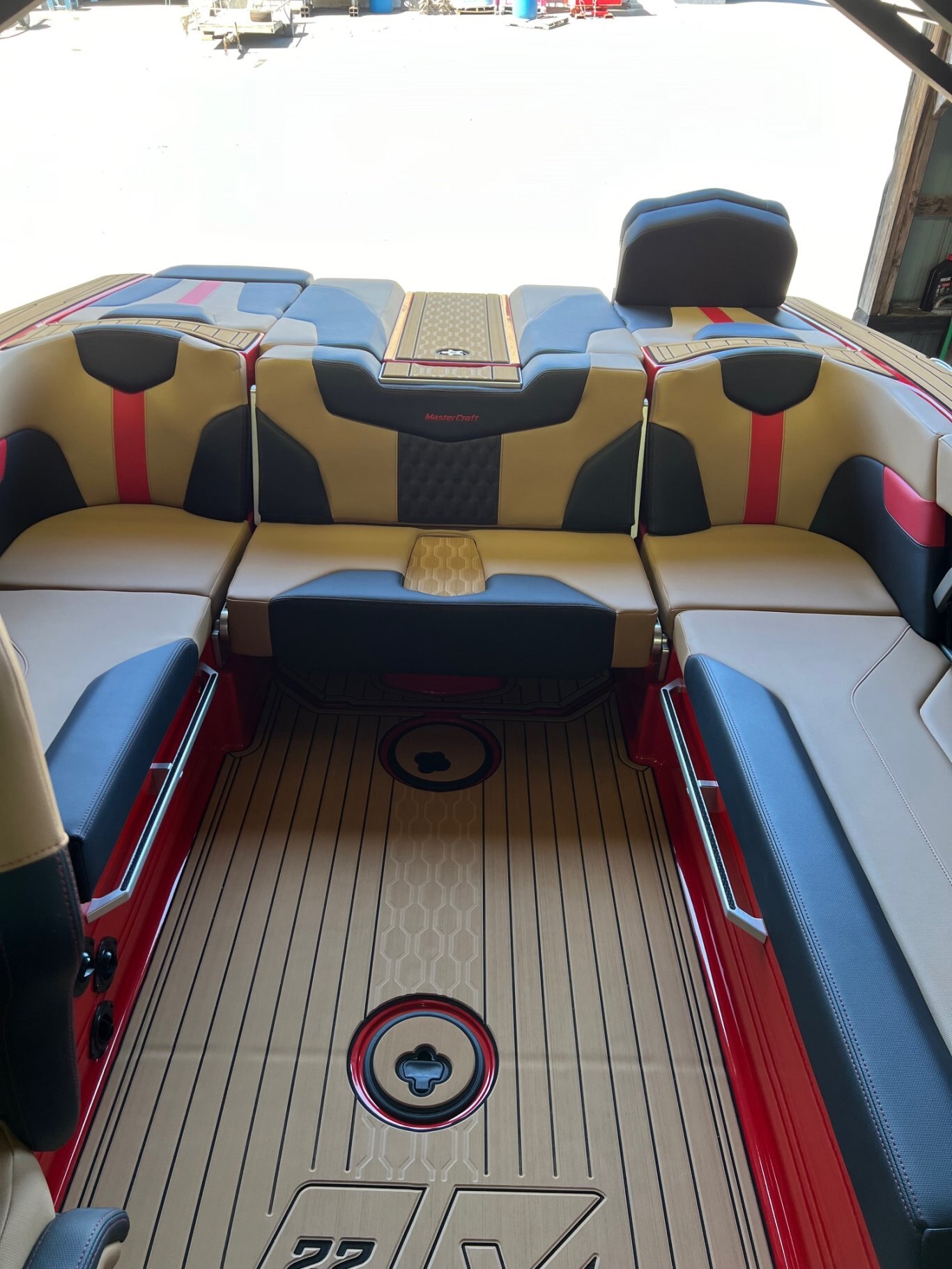 Bateau Mastercraft XT22 2025 Rouge & Noir sur Tan Complètement Équipé pour le Wakesurf WOW!