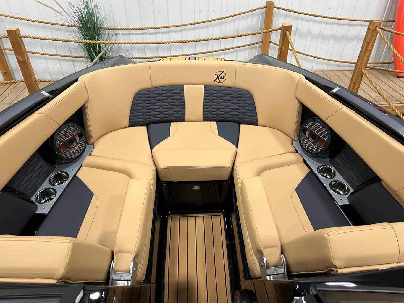 Bateau Mastercraft X22 2025 Noir sur Tan Complètement Équipé pour le Wakesurf WOW!