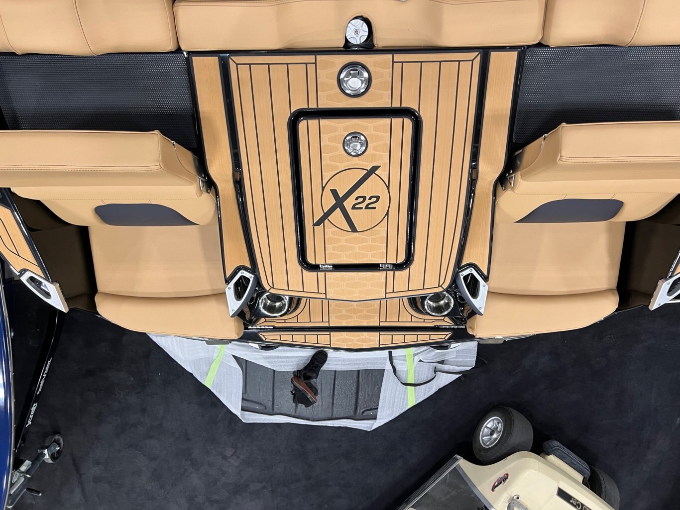 Bateau Mastercraft X22 2025 Noir sur Tan Complètement Équipé pour le Wakesurf WOW!