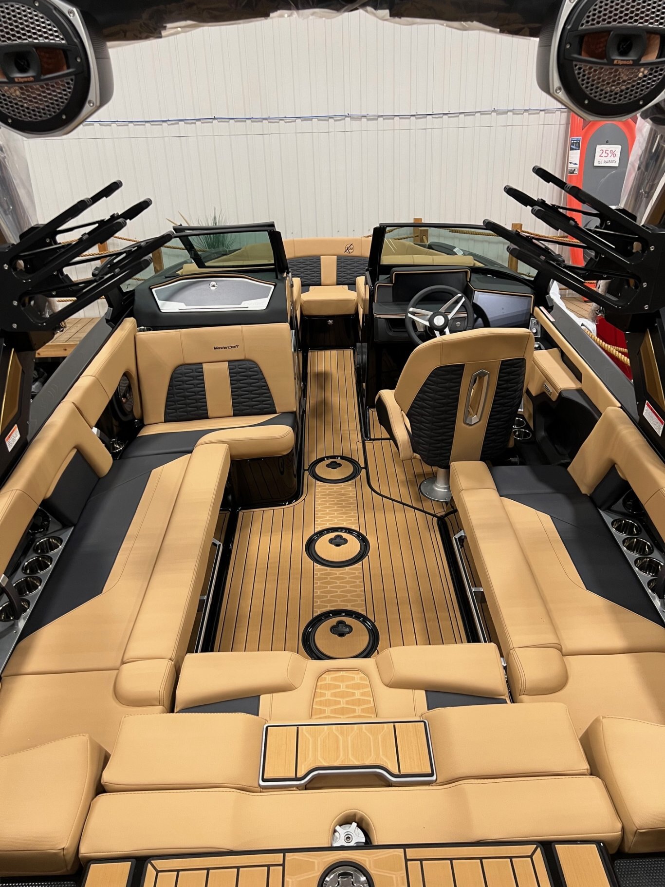 Bateau Mastercraft X22 2025 Noir sur Tan Complètement Équipé pour le Wakesurf WOW!