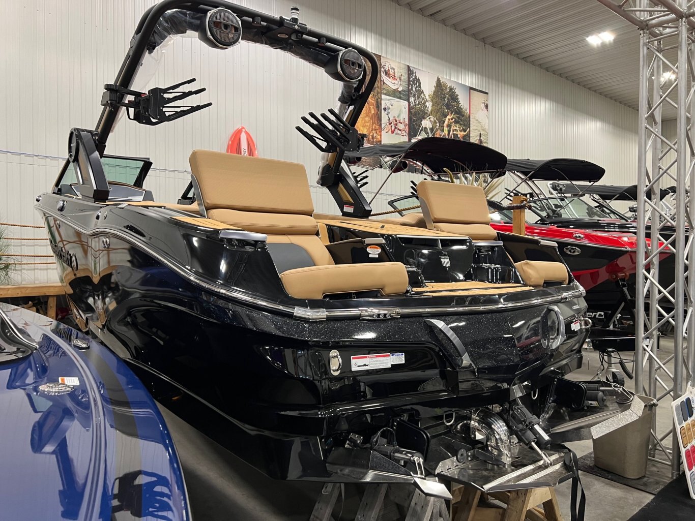 Bateau Mastercraft X22 2025 Noir sur Tan Complètement Équipé pour le Wakesurf WOW!