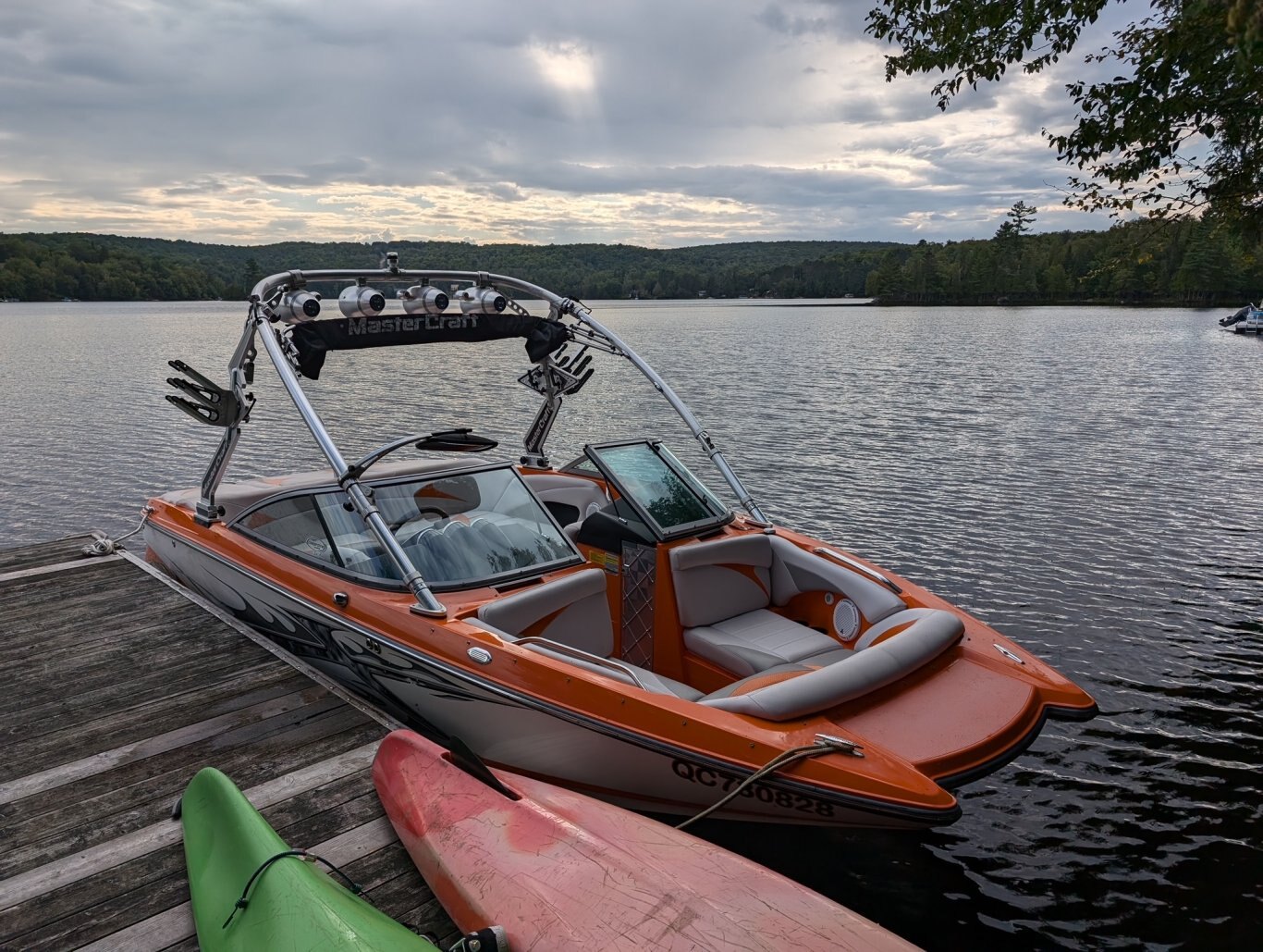 Bateau Mastercraft X2 2007 Orange & Moteur Blanc Indmar MCX 350hp Complèment Équipé pour les Sport Nautiques et WakeSurf!