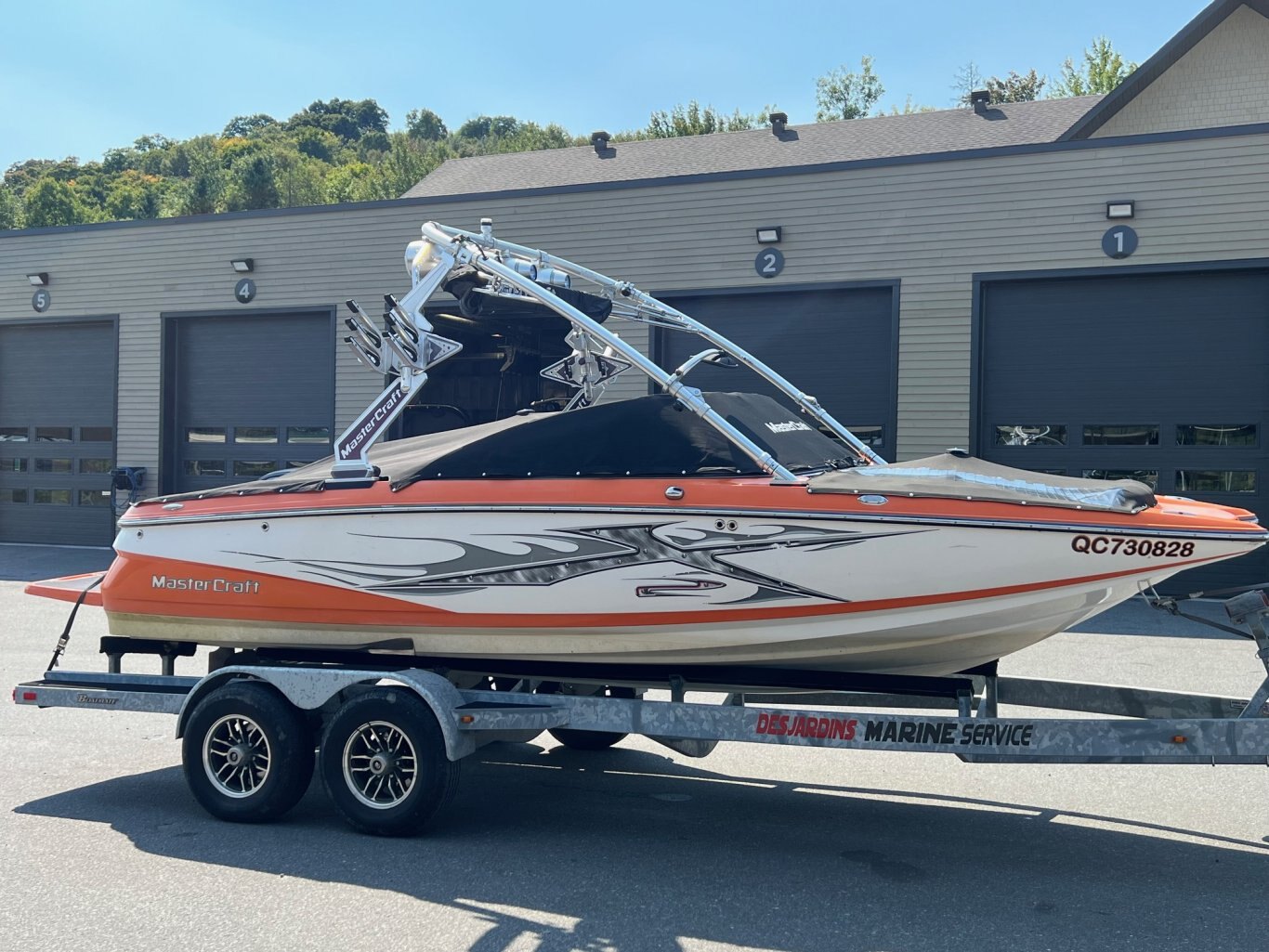 Bateau Mastercraft X2 2007 Orange & Moteur Blanc Indmar MCX 350hp Complèment Équipé pour les Sport Nautiques et WakeSurf!