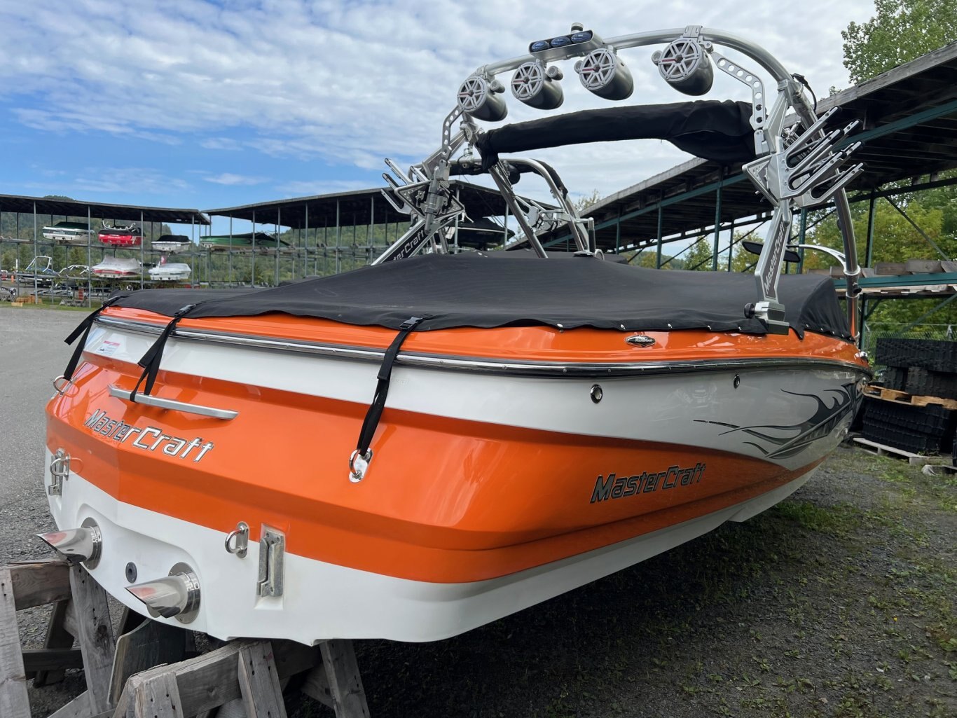 Bateau Mastercraft X2 2007 Orange & Moteur Blanc Indmar MCX 350hp Complèment Équipé pour les Sport Nautiques et WakeSurf!