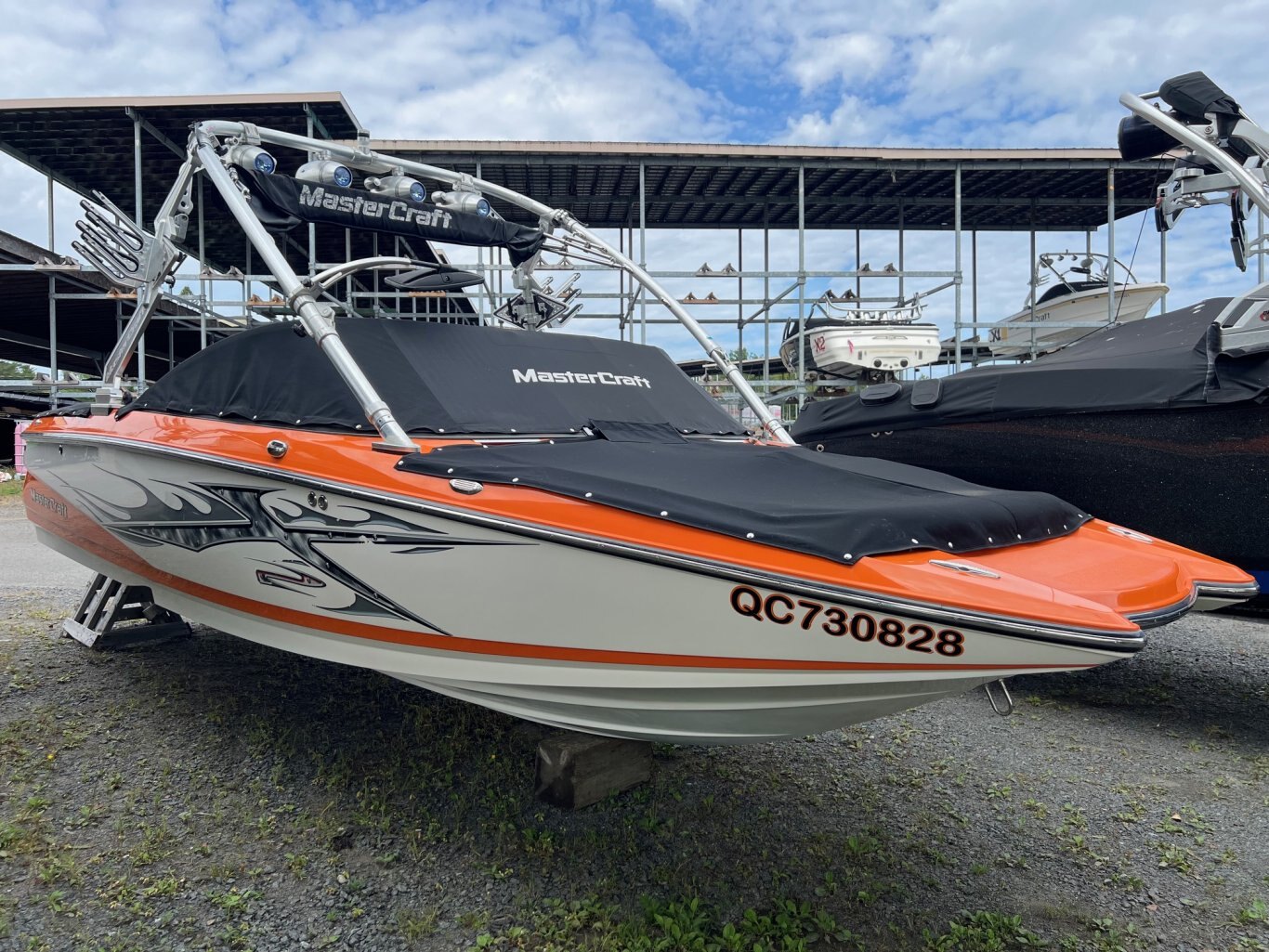 Bateau Mastercraft X2 2007 Orange & Moteur Blanc Indmar MCX 350hp Compléterèment Équipé pour les Sport Nautiques et WakeSurf!