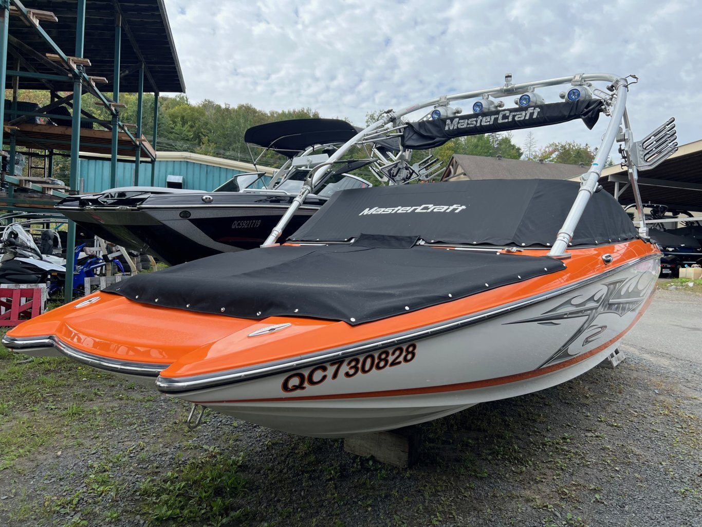 Bateau Mastercraft X2 2007 Orange & Moteur Blanc Indmar MCX 350hp Complèment Équipé pour les Sport Nautiques et WakeSurf!