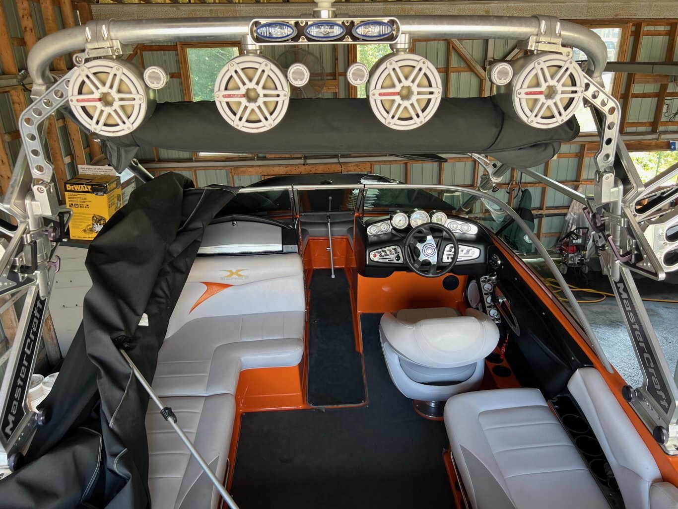 Bateau Mastercraft X2 2007 Orange & Moteur Blanc Indmar MCX 350hp Complèment Équipé pour les Sport Nautiques et WakeSurf!