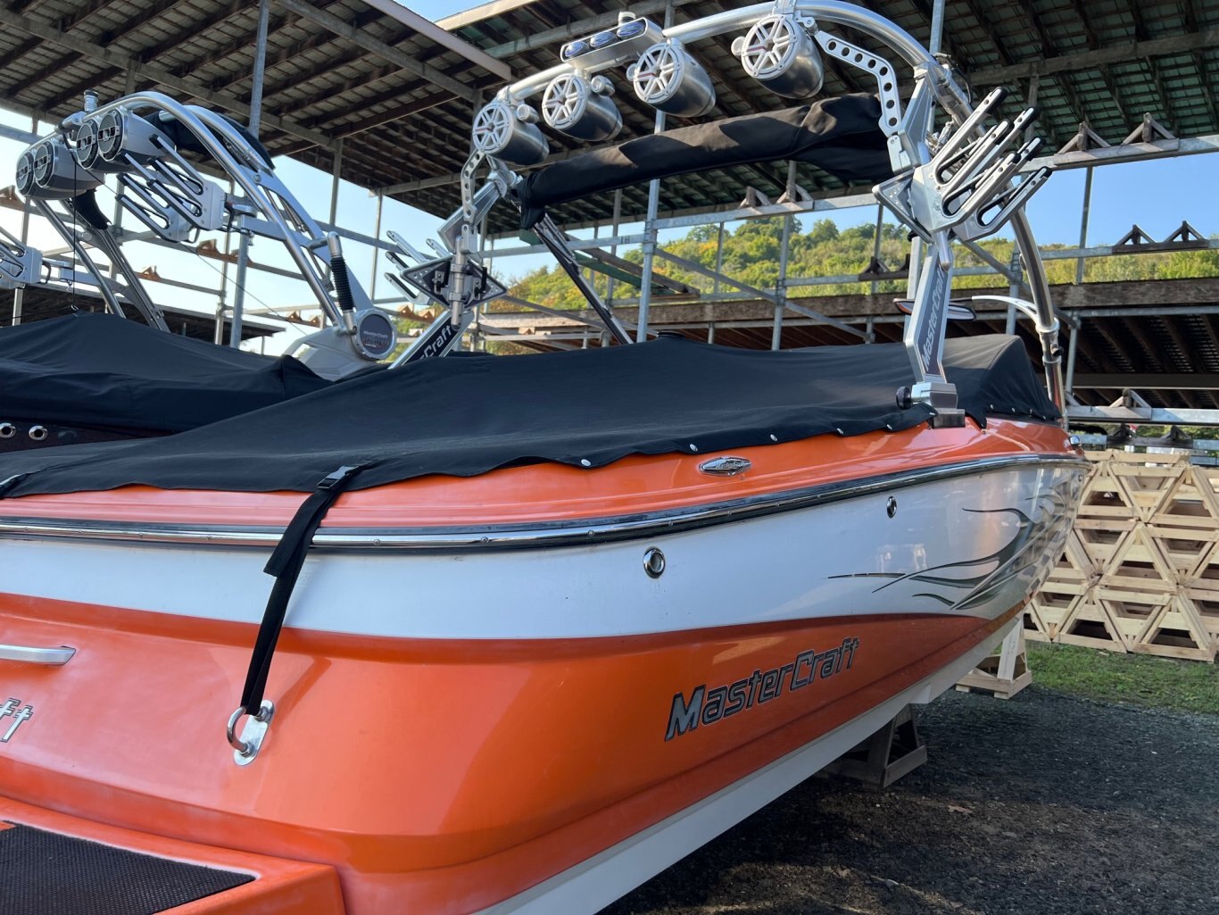 Bateau Mastercraft X2 2007 Orange & Moteur Blanc Indmar MCX 350hp Complèment Équipé pour les Sport Nautiques et WakeSurf!