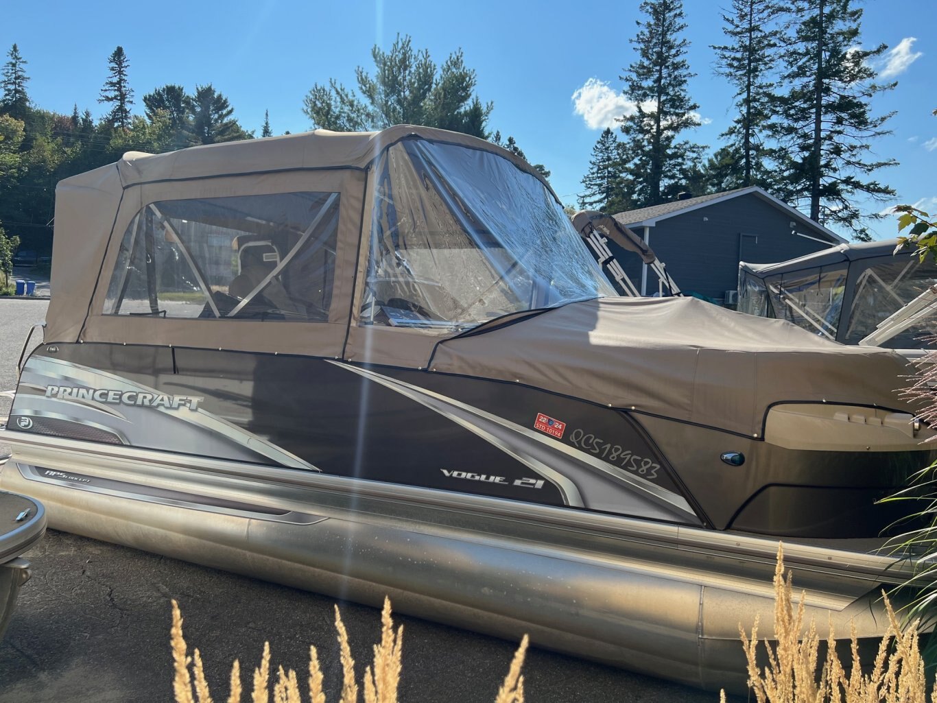 Ponton Princecraft Vogue 21 2014 Bronze avec Moteur Mercury 60hp Toit demi-campeur et complètement équipé