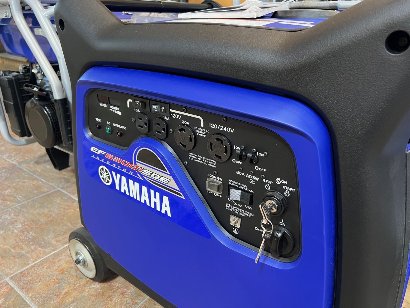 Génératrice Yamaha Inverseur EF6300iSDE Bleu Modèle Portable Idéale pour Résidence, Chalet avec Bonne Capacité 120/240!