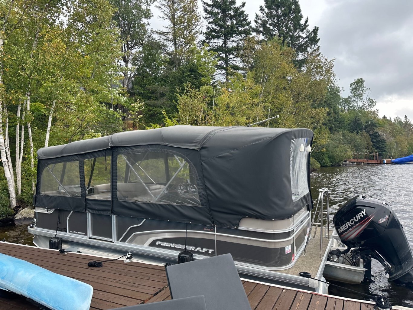 Ponton Princecraft Vectra 21 2016 Charcoal avec Moteur Mercury 90hp vient avec Toit Campeur, Système de Sons, Table, Sonar, Pole de Ski!