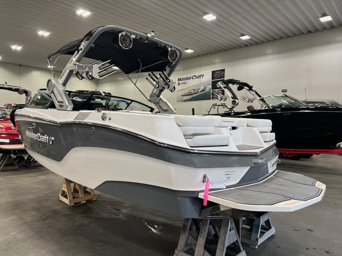 Bateau Mastercraft XT22 2023 Gris & Moteur Blanc 6. 0l Ilmor avec 46 heures Complèment Équipé pour le Wakesurf!