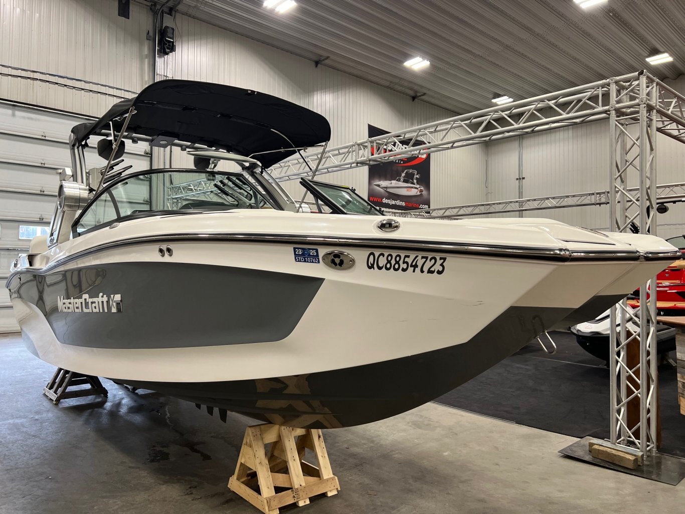 Bateau Mastercraft XT22 2023 Gris & Moteur Blanc 6. 0l Ilmor avec 46 heures Complèment Équipé pour le Wakesurf!