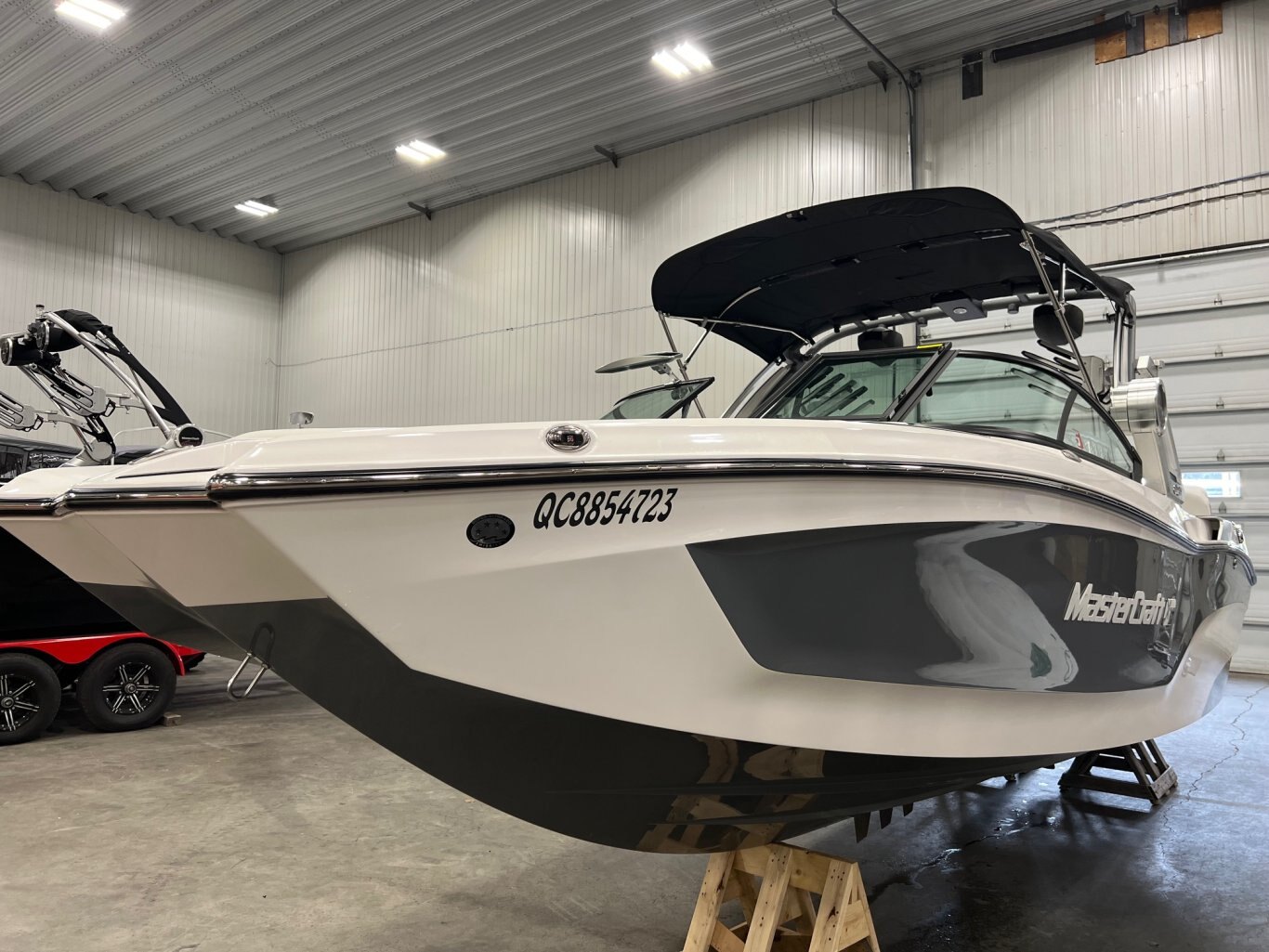 Bateau Mastercraft XT22 2023 Gris & Moteur Blanc 6. 0l Ilmor avec 46 heures Complèment Équipé pour le Wakesurf!