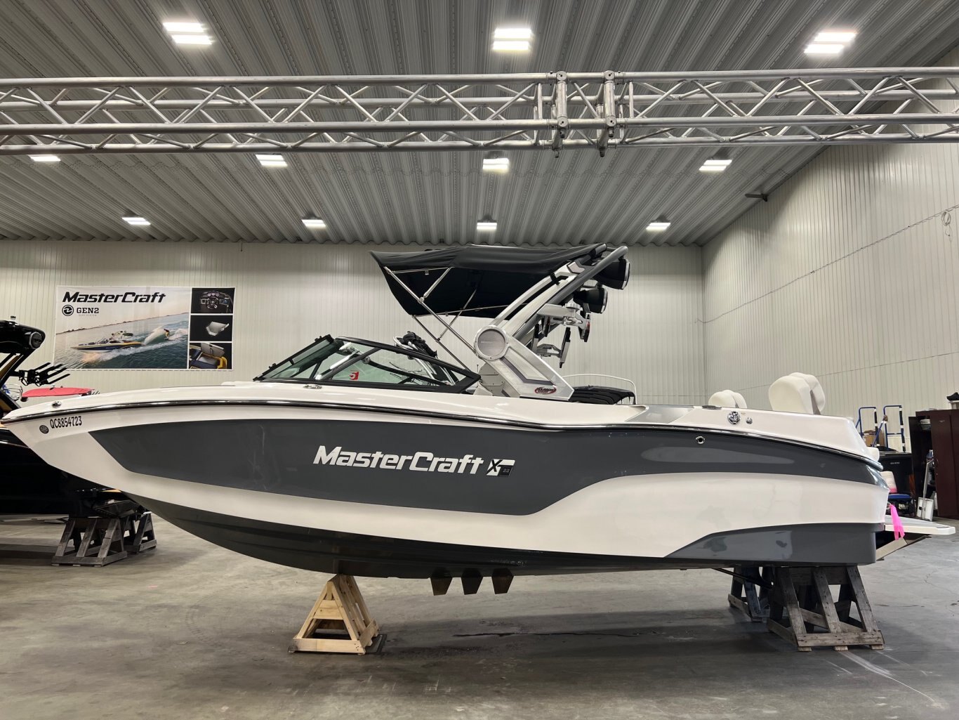 Bateau Mastercraft XT22 2023 Gris & Moteur Blanc 6. 0l Ilmor avec 46 heures Complèment Équipé pour le Wakesurf!